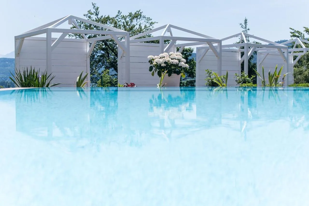 Swimming pool in das Balance - Spa & Golf Hotel am Wörthersee
