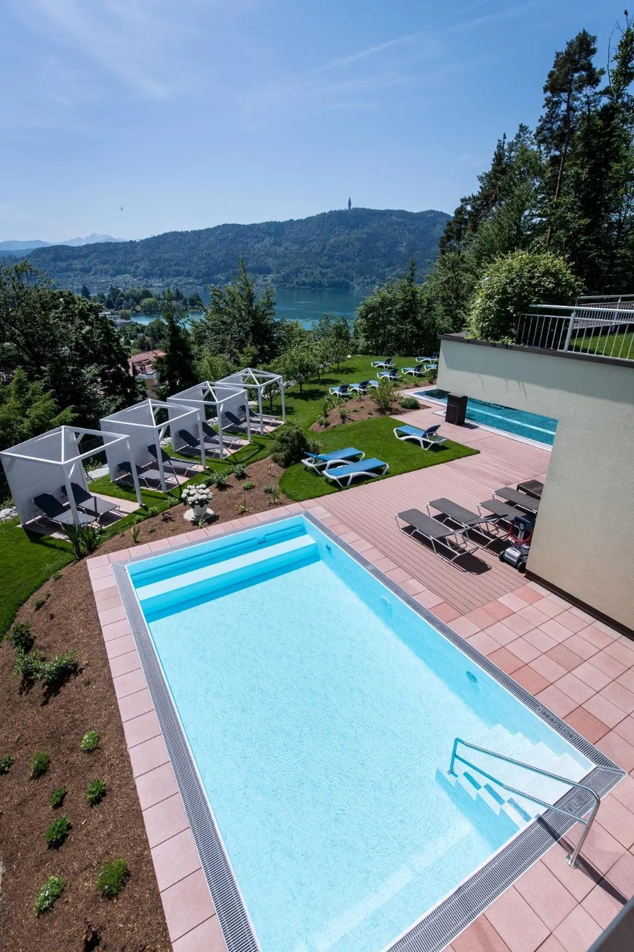 Swimming pool in das Balance - Spa & Golf Hotel am Wörthersee