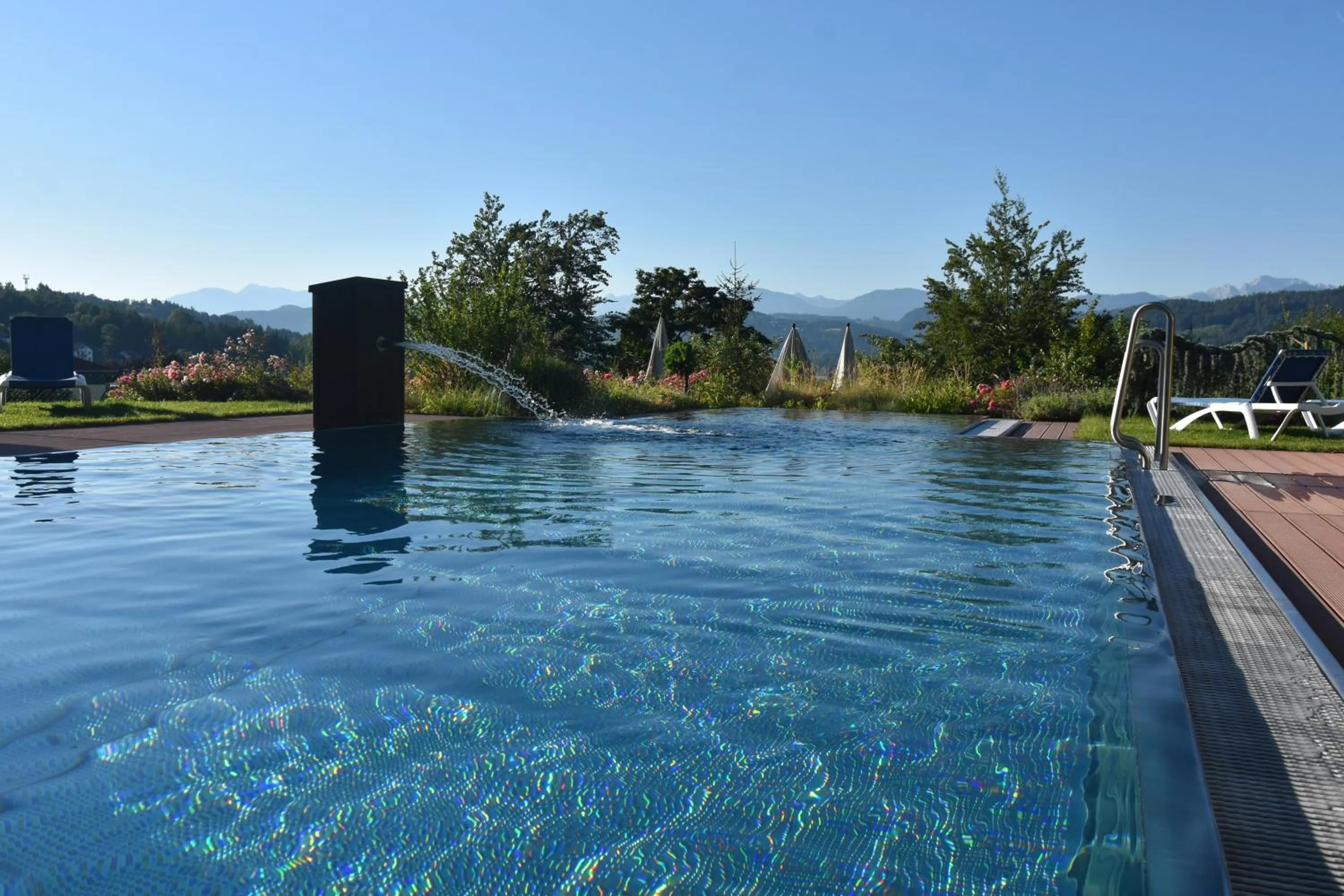 Swimming pool in das Balance - Spa & Golf Hotel am Wörthersee