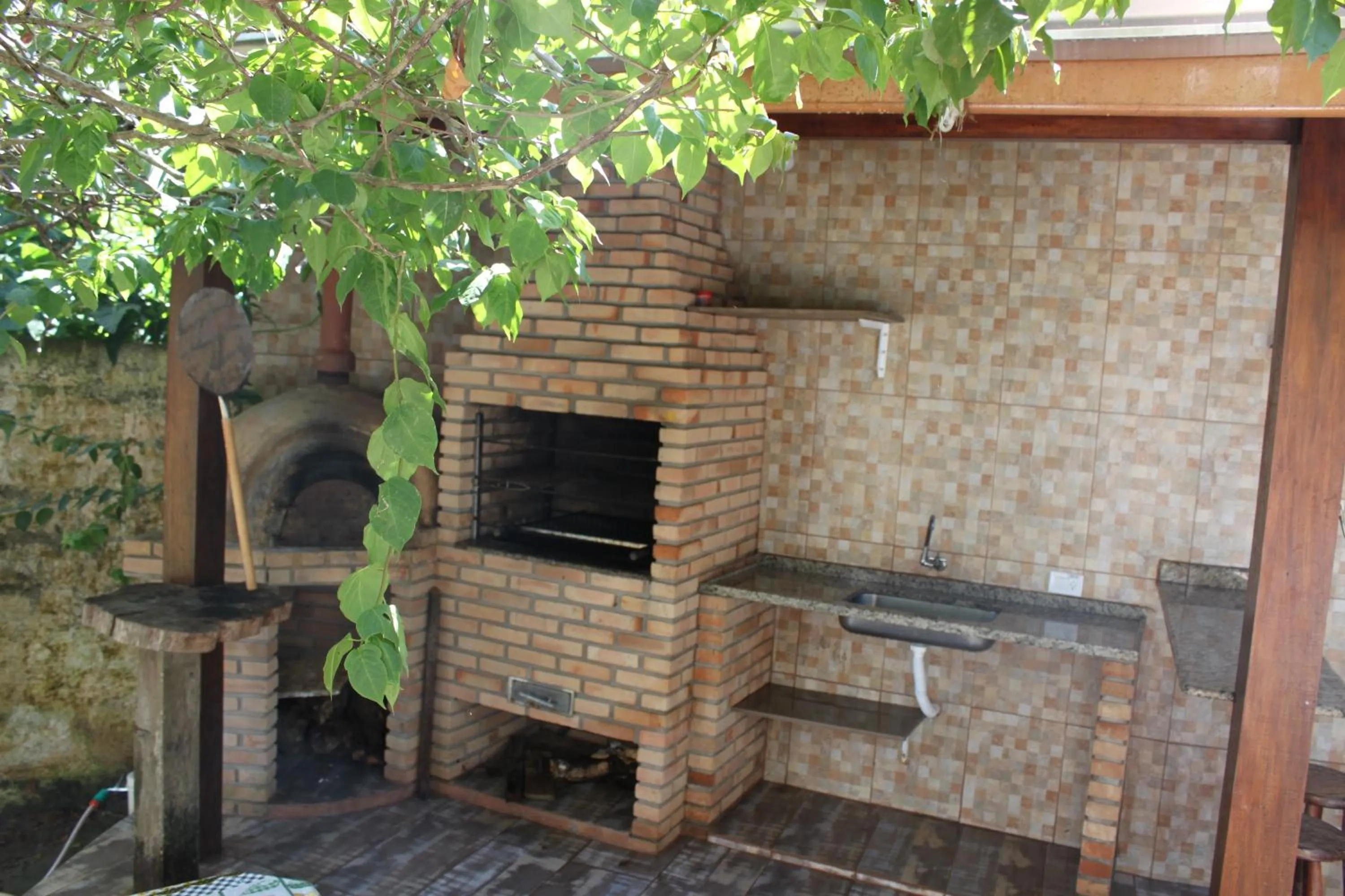 BBQ facilities in Piscina climatizada, jacuzzi e com grande área verde