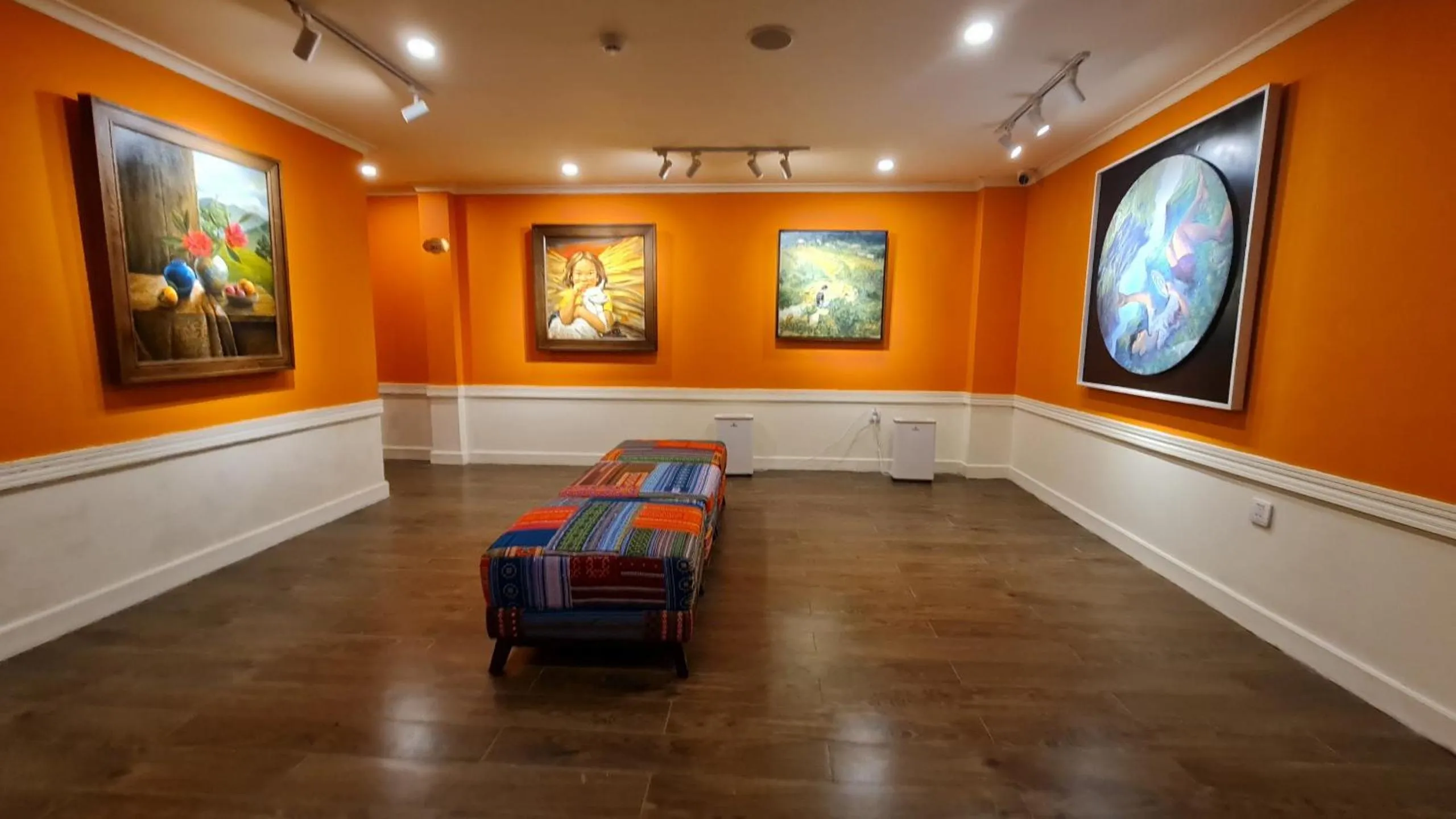 hair dresser in Cat Cat Galerie d’Art