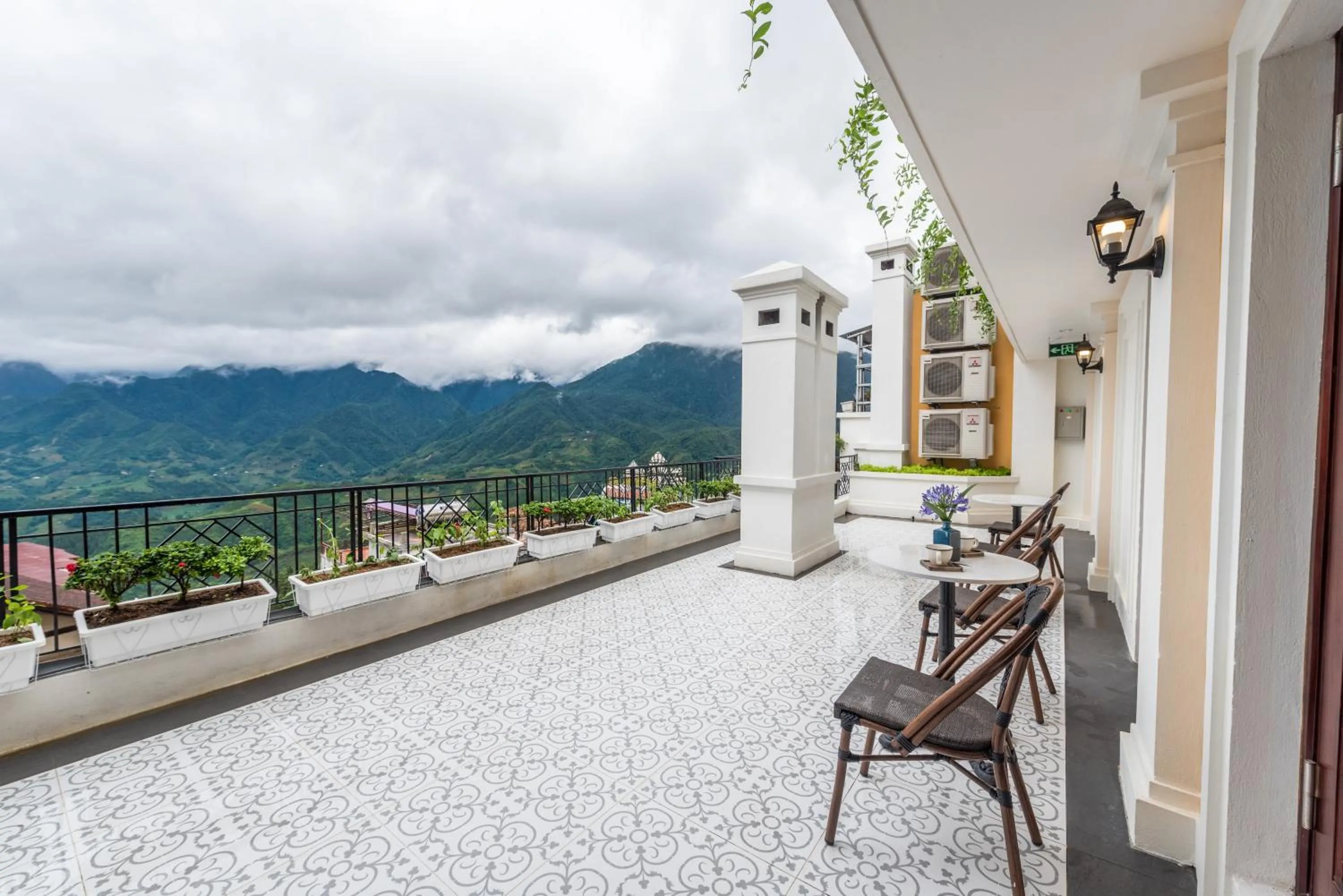 Balcony/Terrace in Cat Cat Galerie d’Art