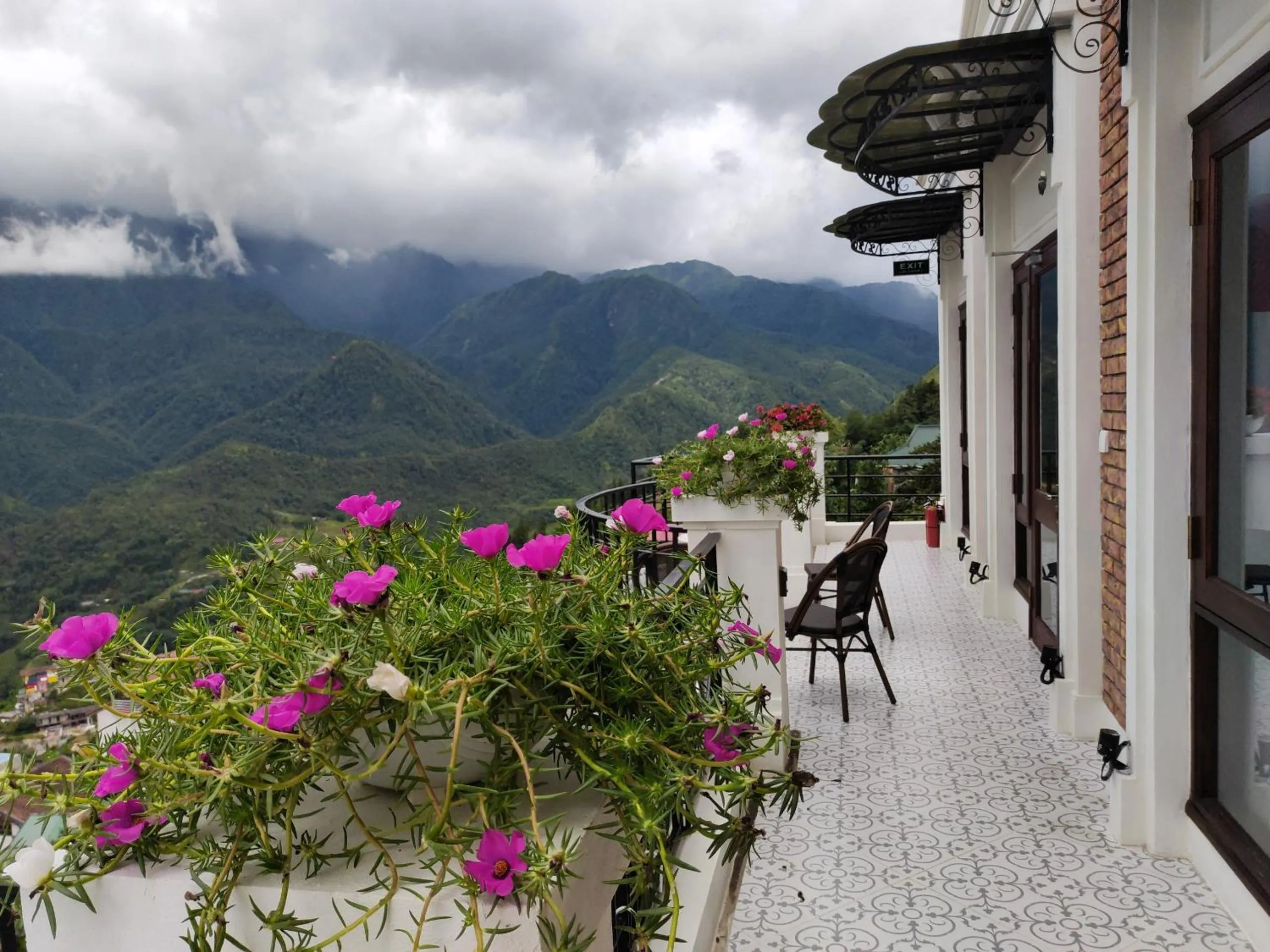 Balcony/Terrace in Cat Cat Galerie d’Art