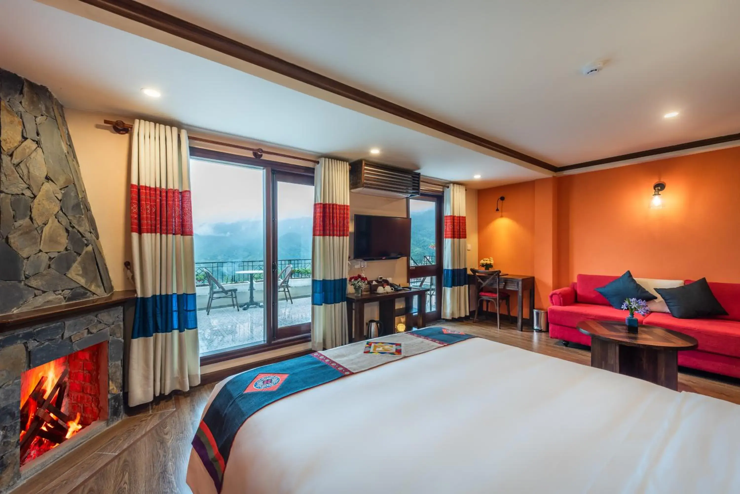 Super Deluxe Mountain View in Cat Cat Galerie d’Art Super Deluxe Mountain View in Cat Cat Galerie d’Art