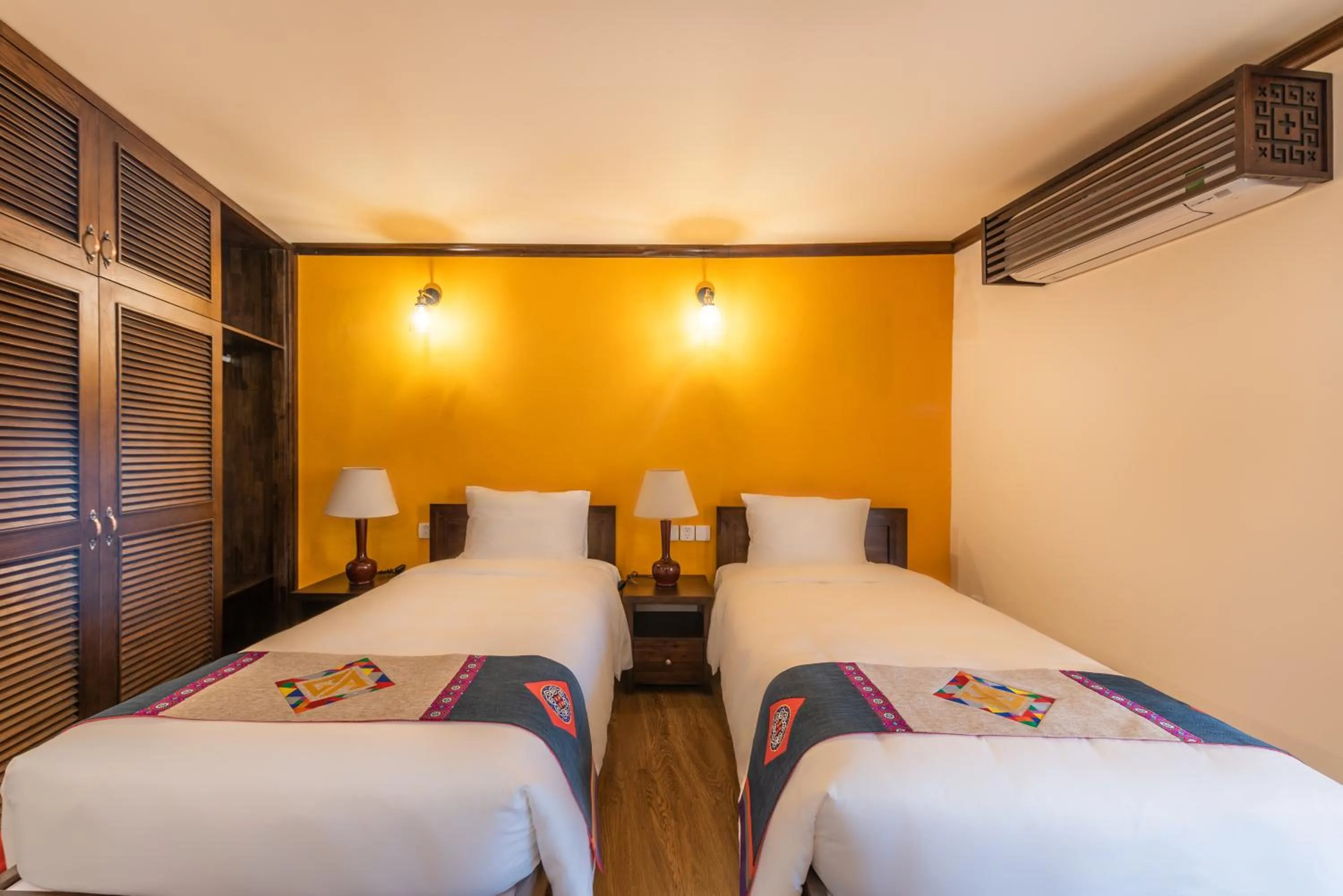 Photo of the whole room, Bed in Cat Cat Galerie d’Art