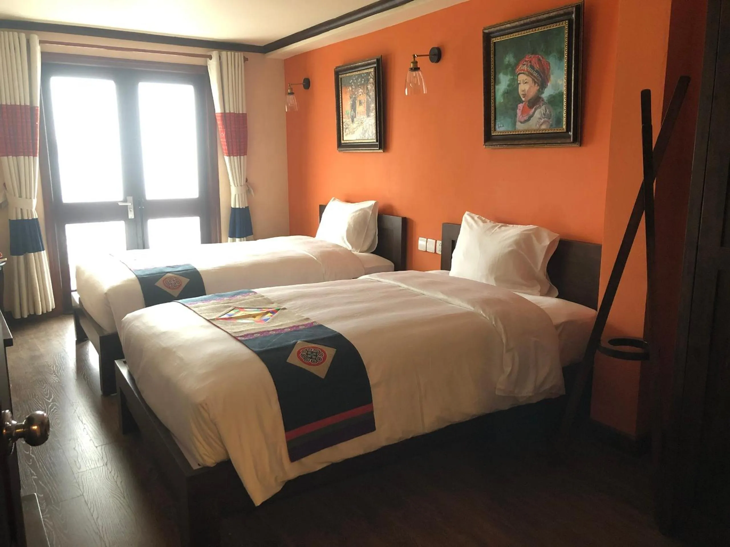 Photo of the whole room, Bed in Cat Cat Galerie d’Art