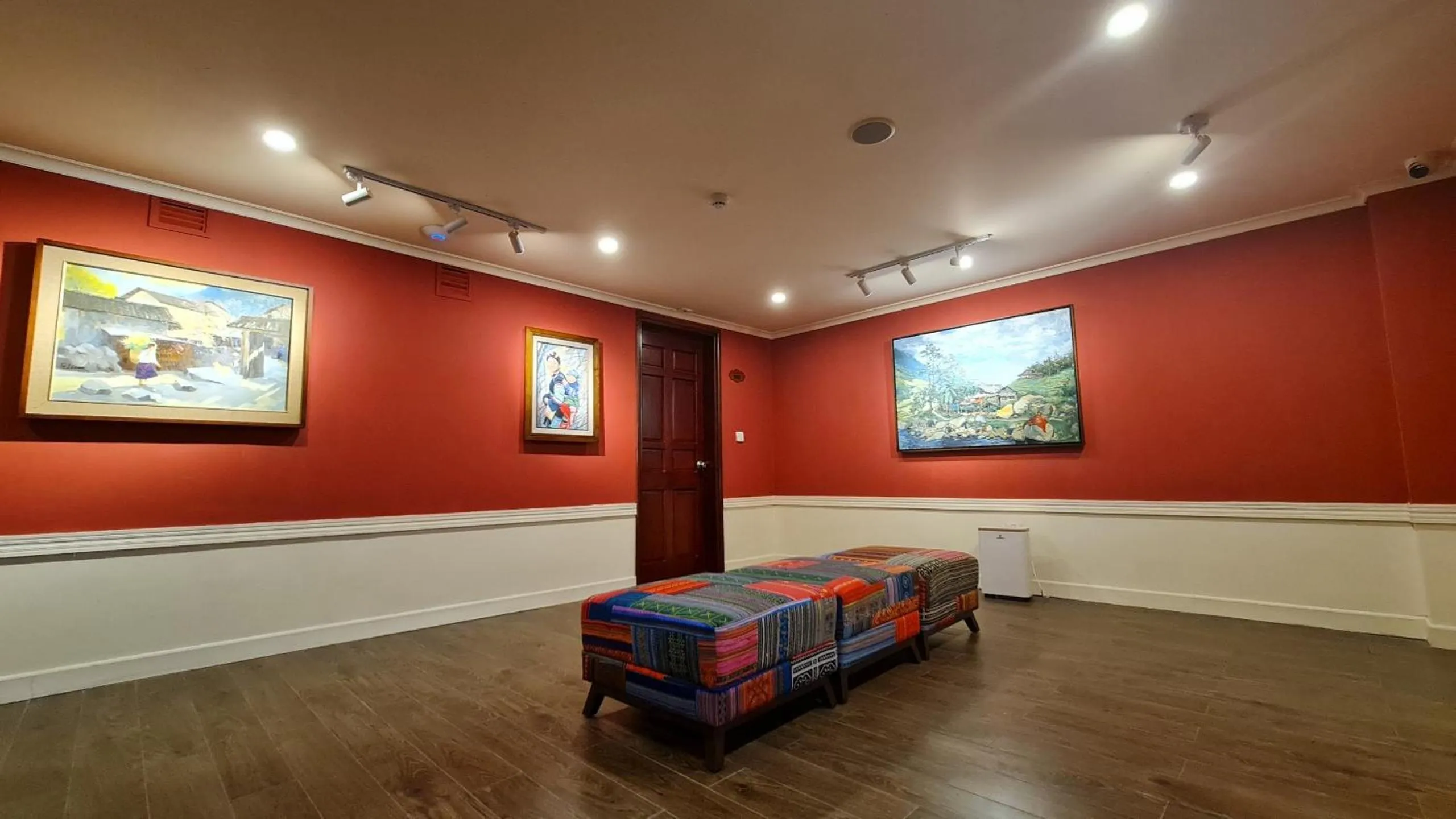 hair dresser in Cat Cat Galerie d’Art