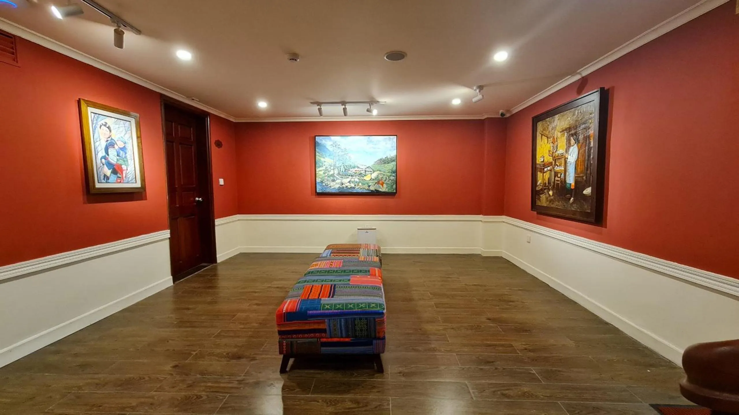 hair dresser in Cat Cat Galerie d’Art