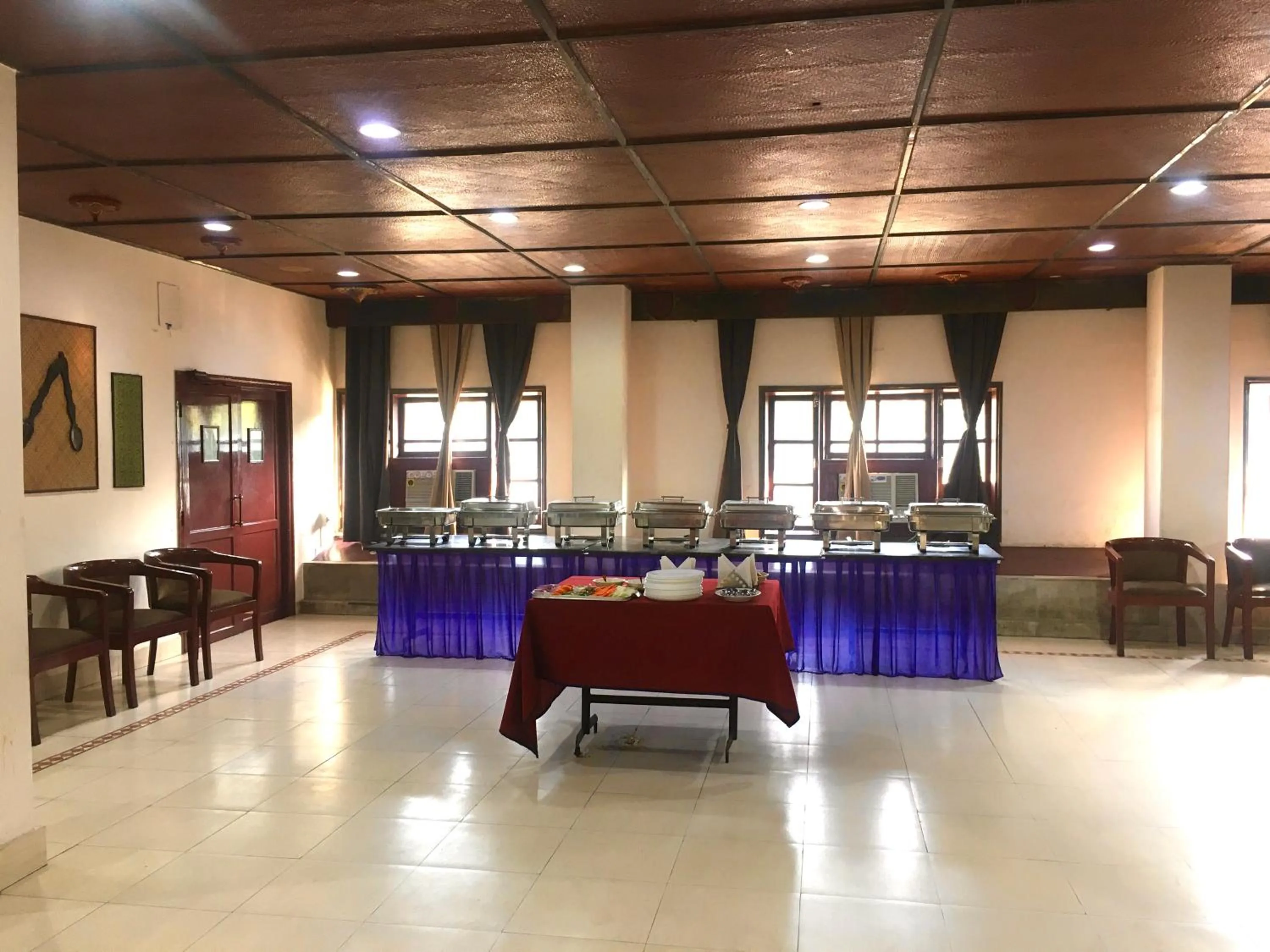 Restaurant/places to eat in Hotel Indsurya