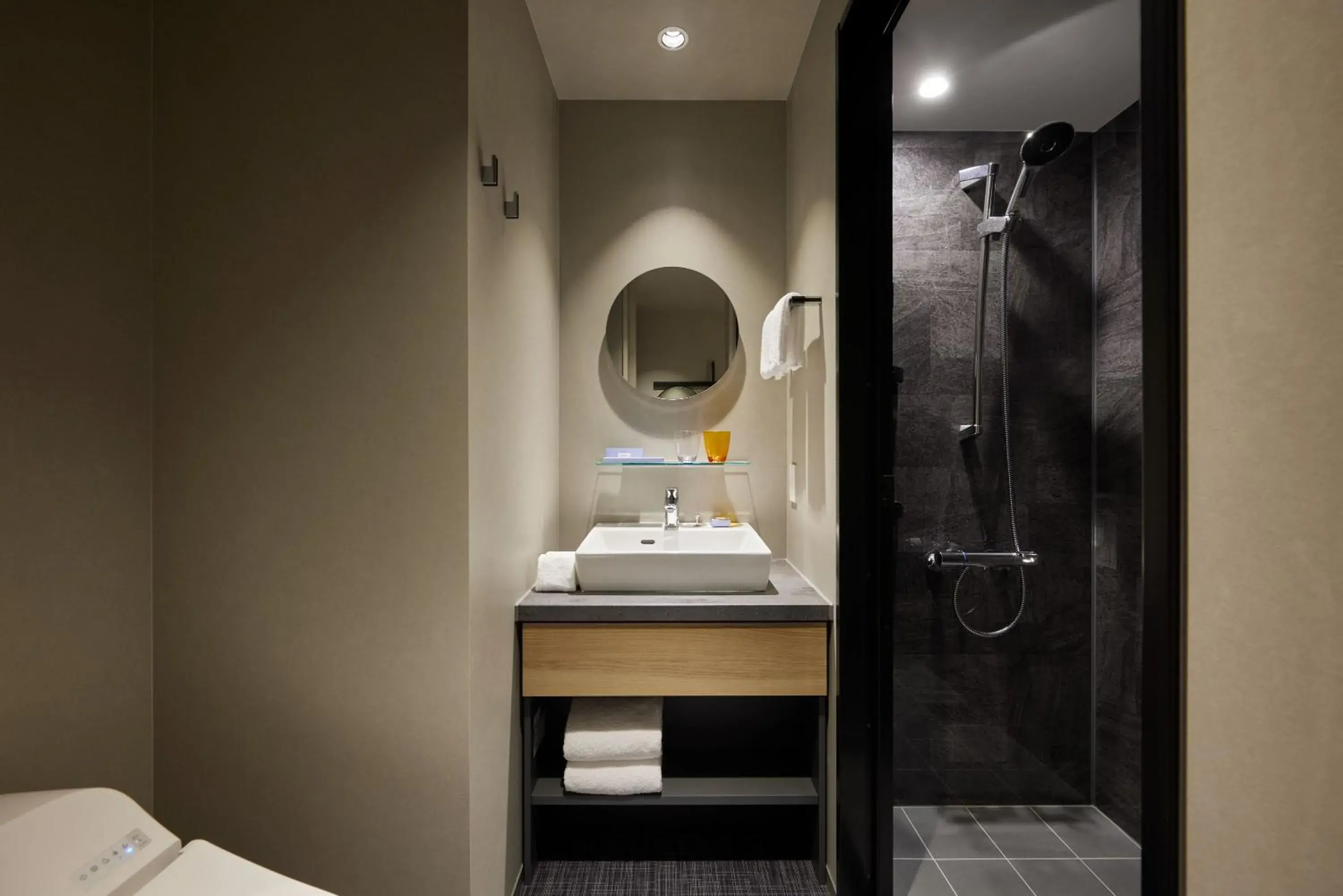 Queen Room in Oakwood Hotel Oike Kyoto Queen Room in Oakwood Hotel Oike Kyoto