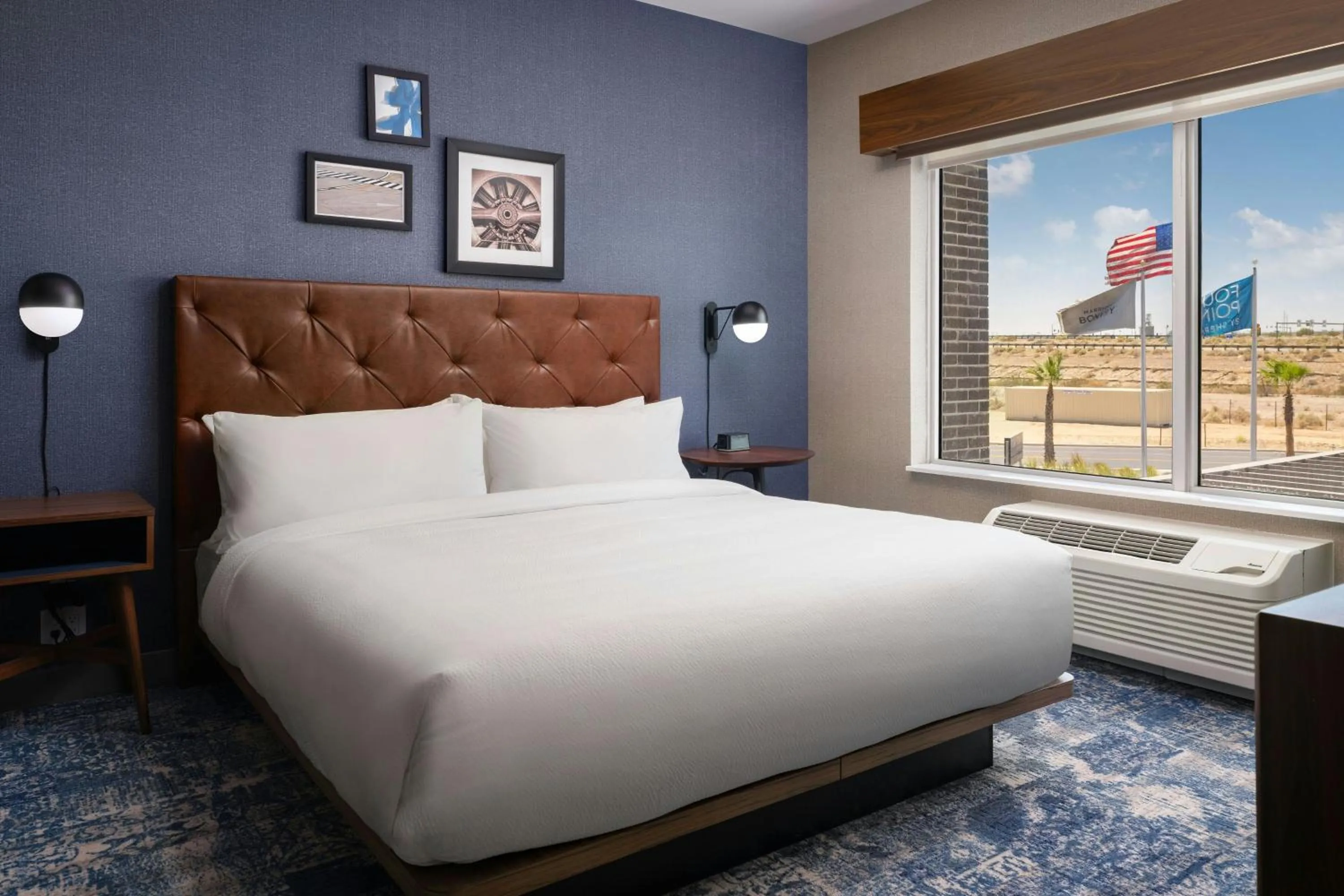 Photo of the whole room, Bed in Four Points by Sheraton Yuma