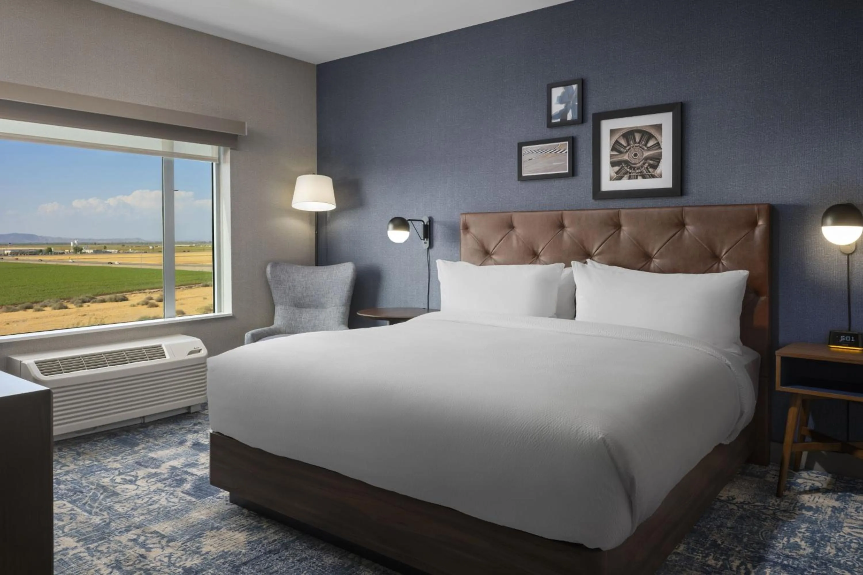 Photo of the whole room, Bed in Four Points by Sheraton Yuma