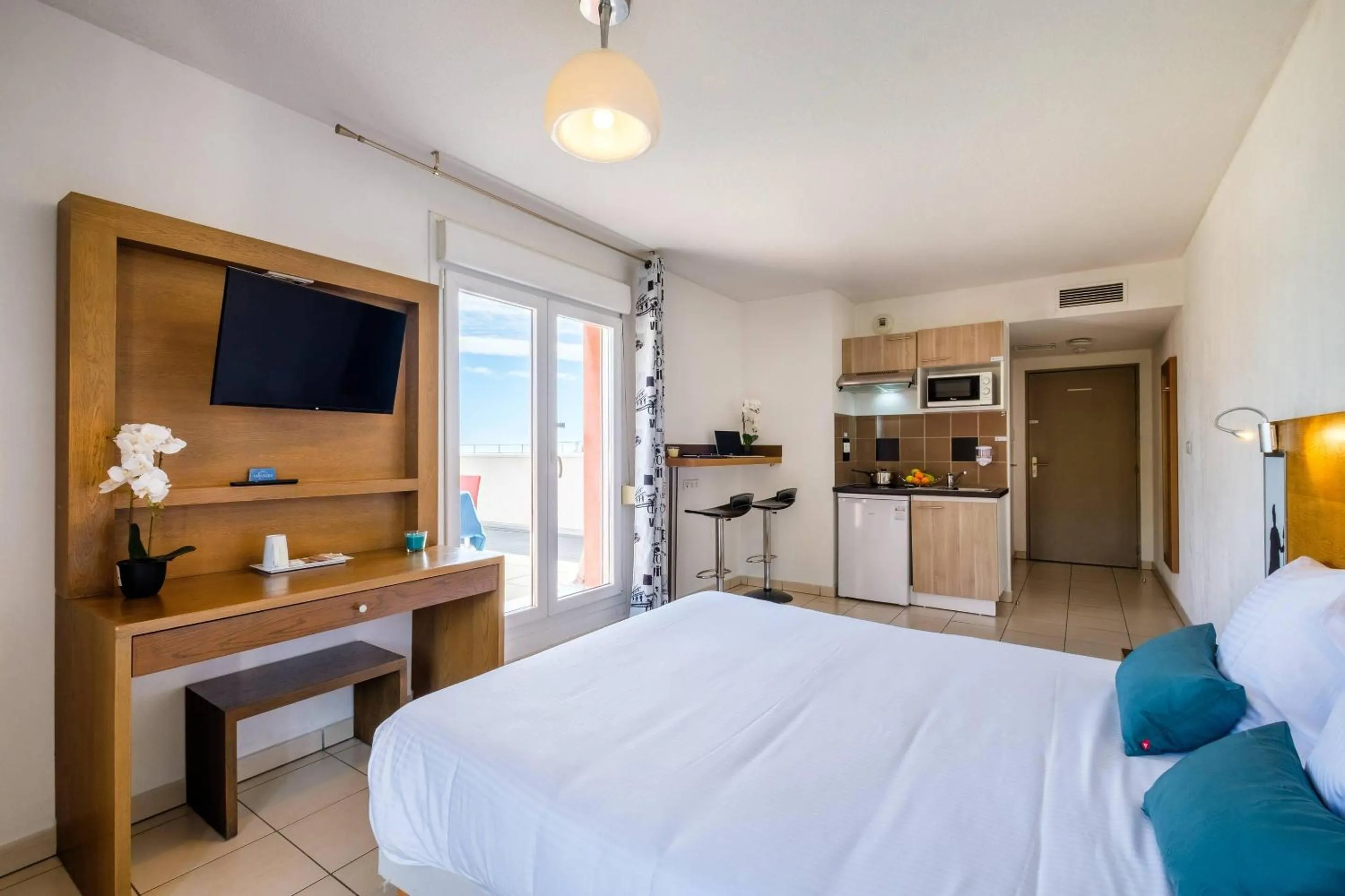 Bedroom, Bed in Comfort Aparthotel Antibes Le Maestria