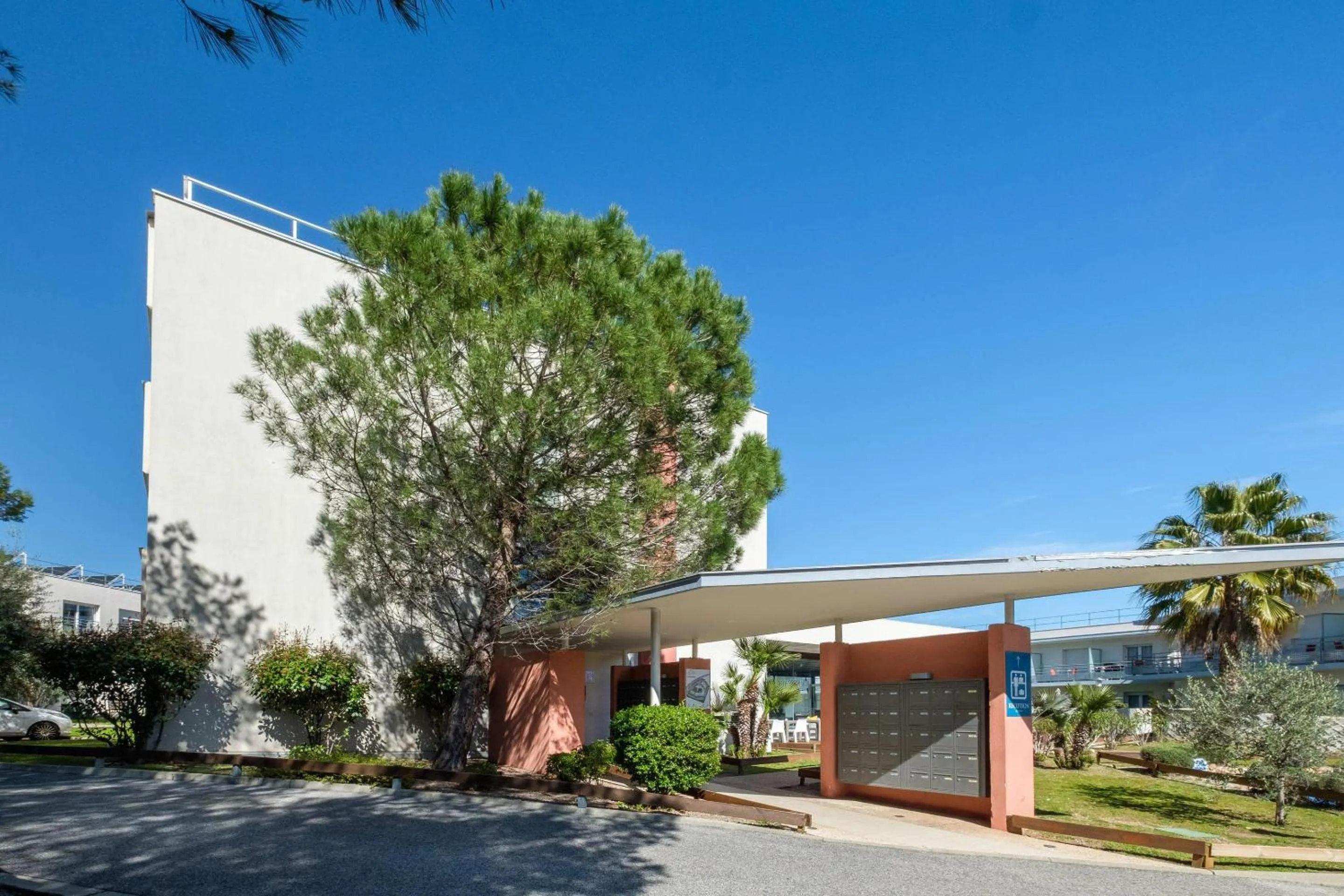 Property building in Comfort Aparthotel Antibes Le Maestria