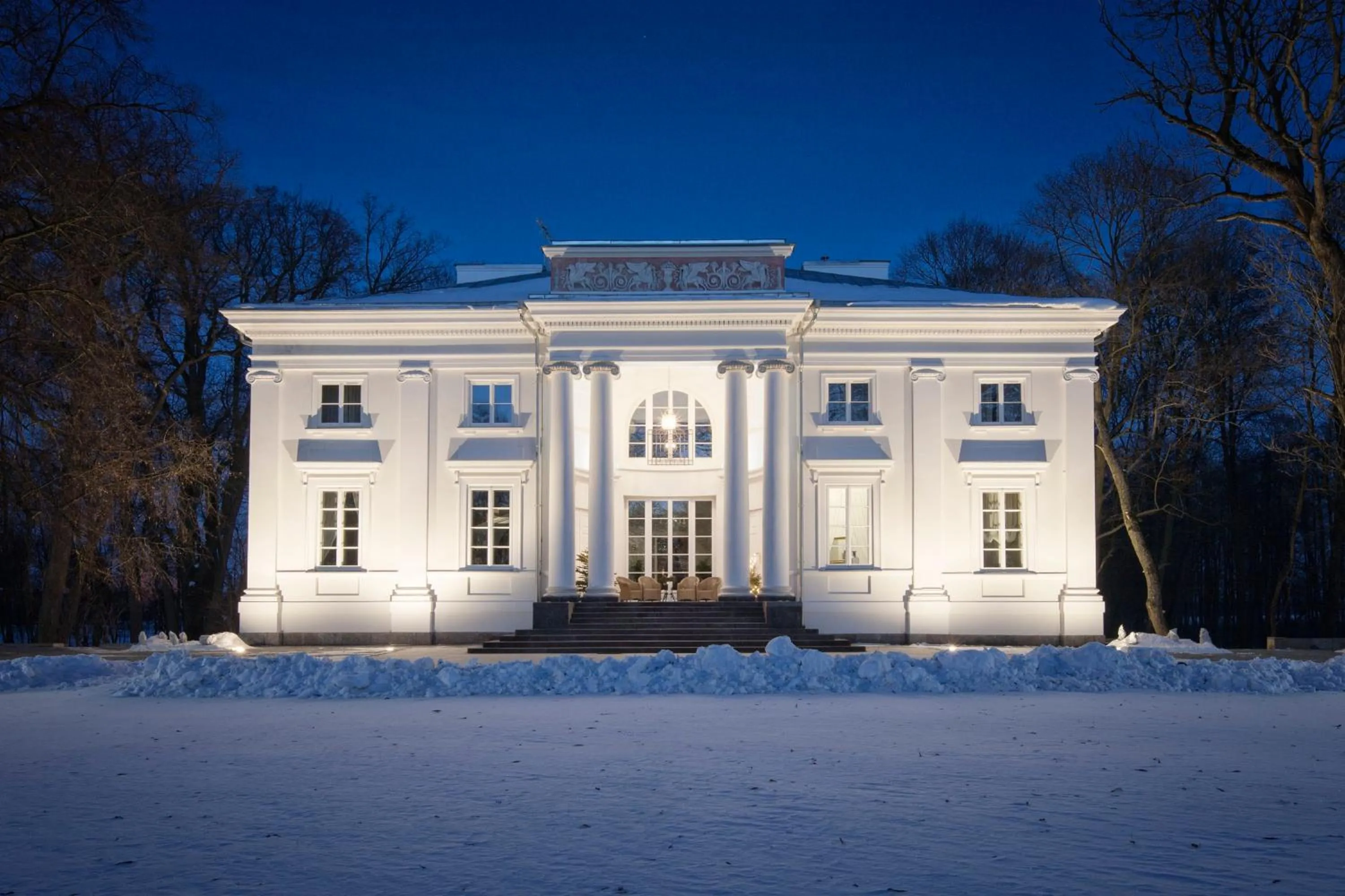Facade/entrance in Pałac Cieleśnica