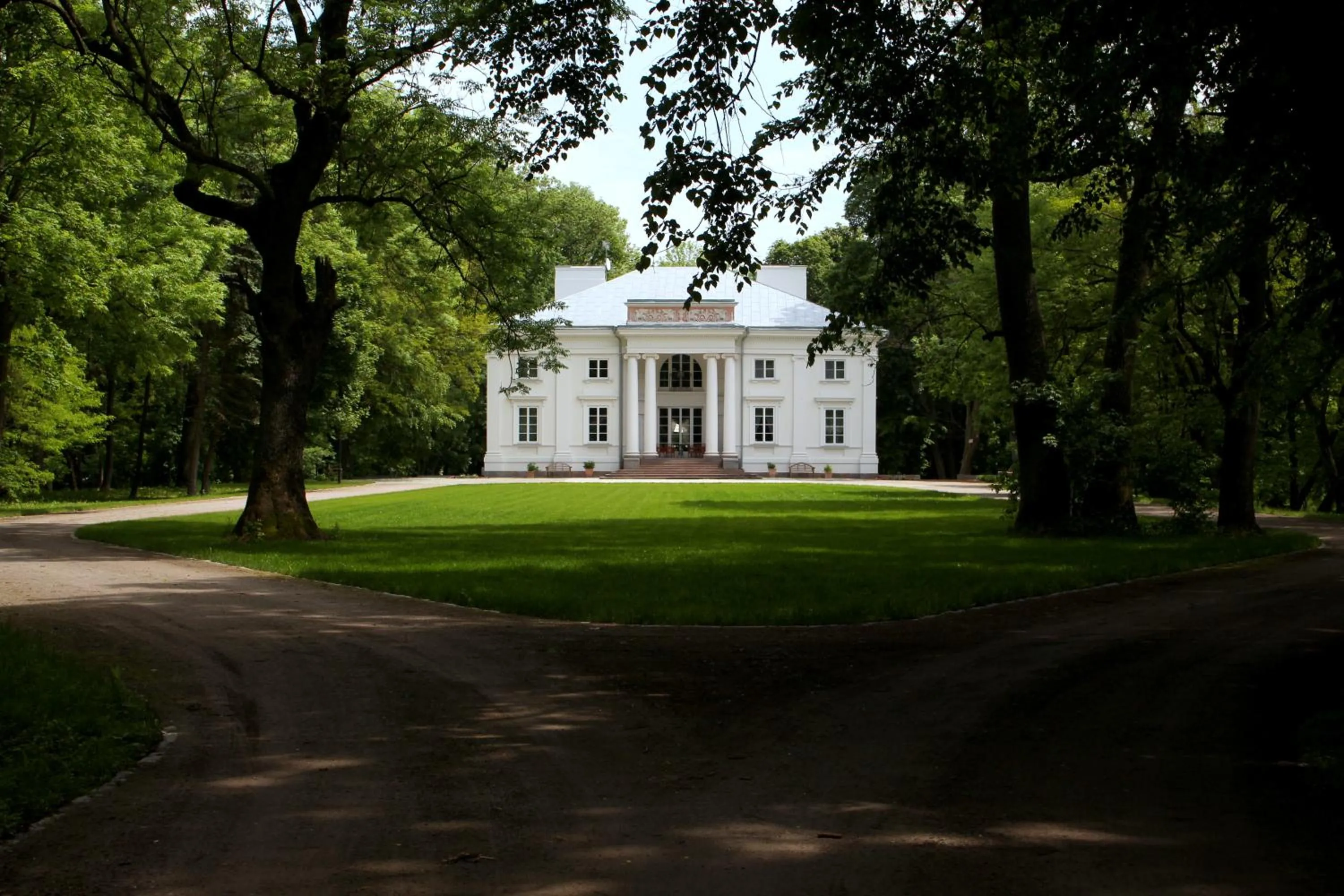 Facade/entrance in Pałac Cieleśnica