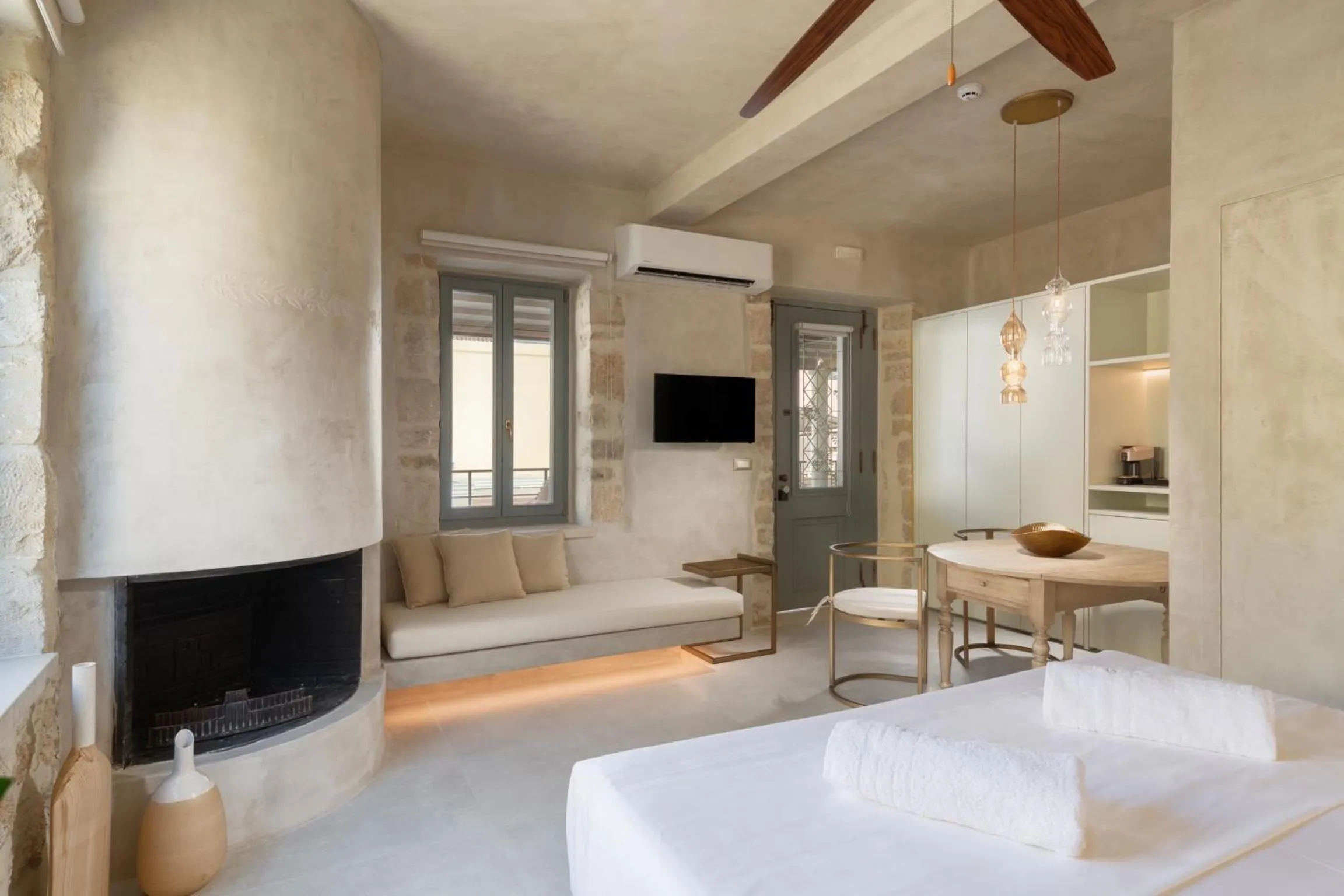 TV and multimedia, Bed in Inotropes Boutique Suites - Adults Only