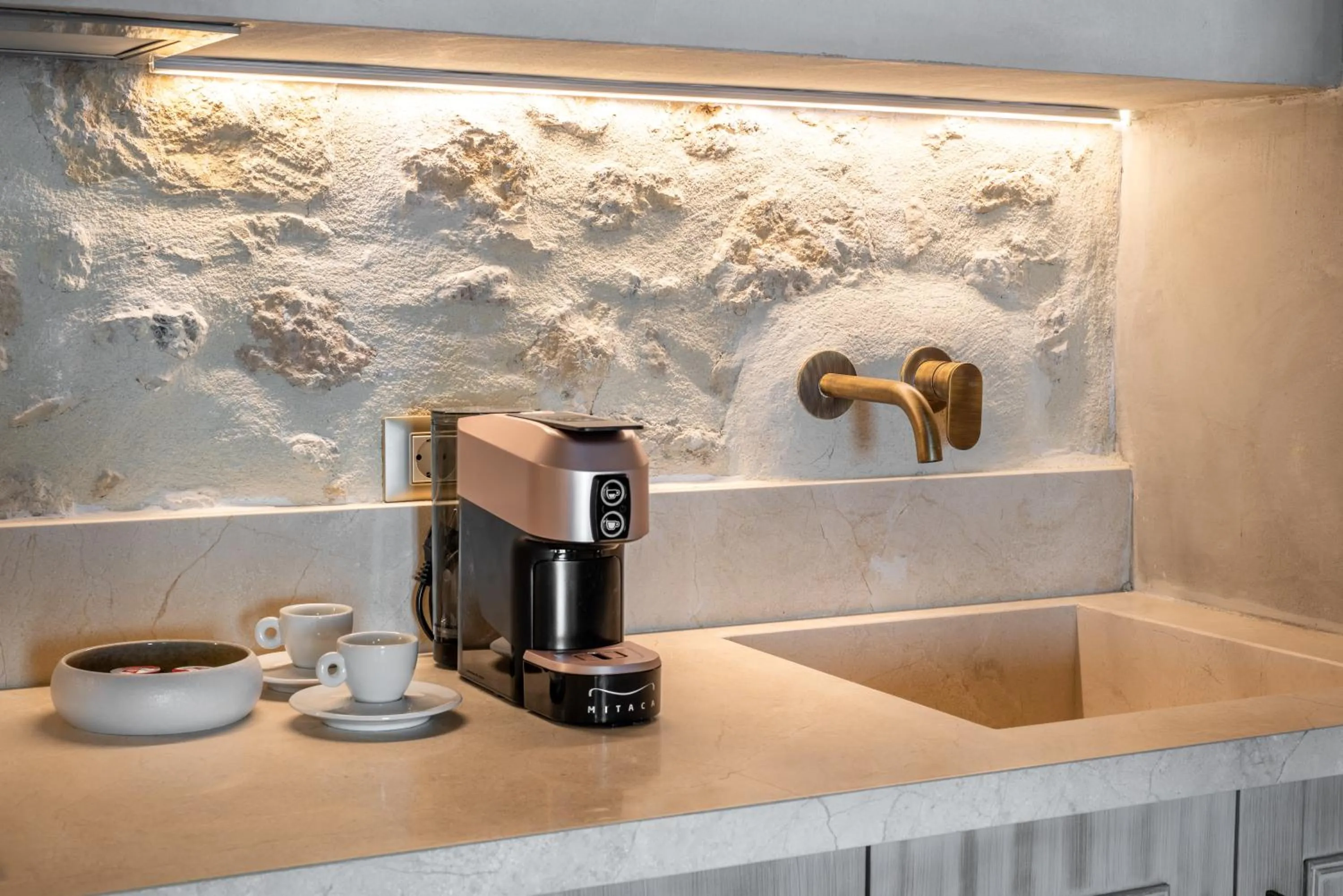 Coffee/tea facilities in Inotropes Boutique Suites - Adults Only
