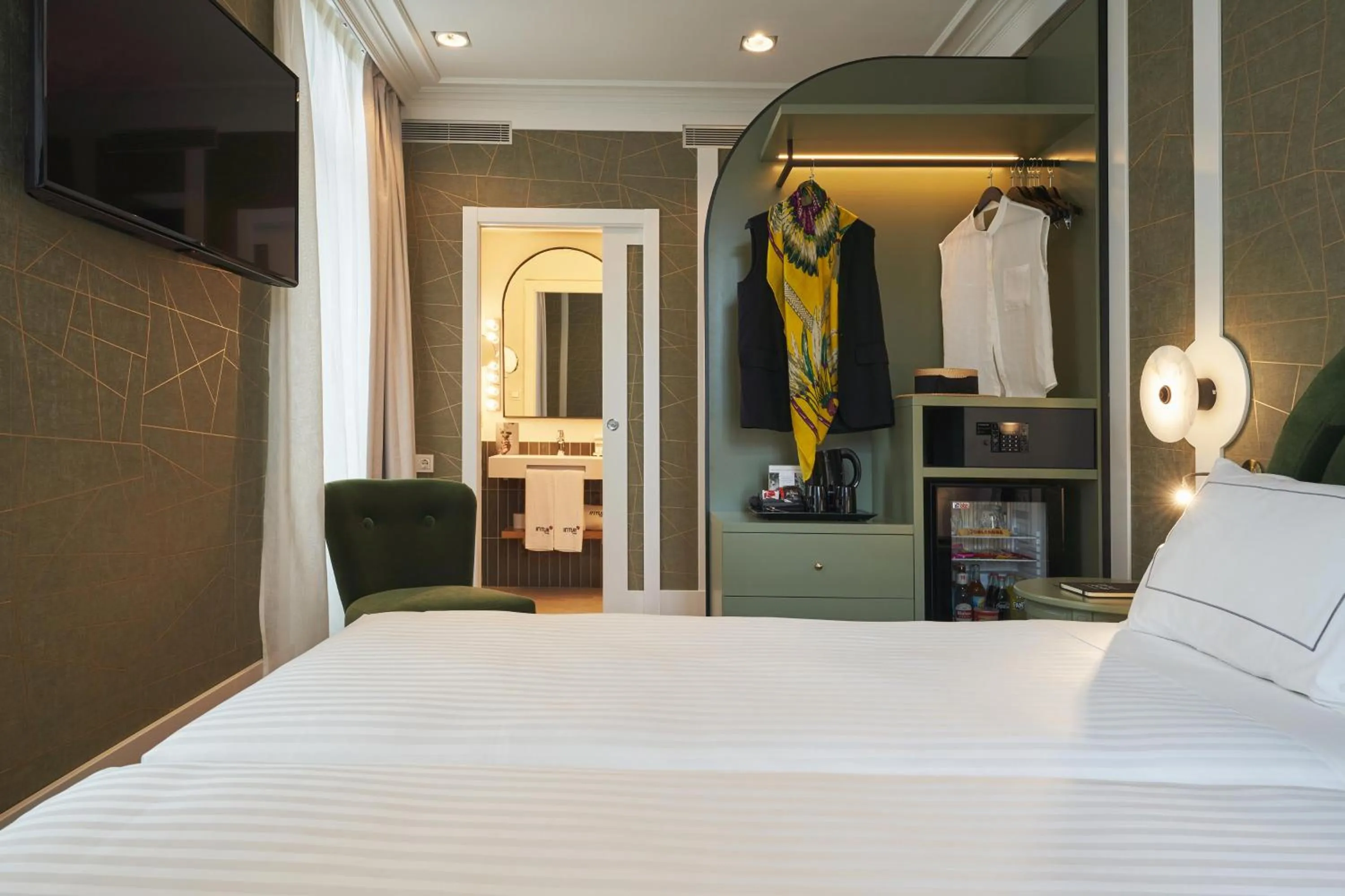 Photo of the whole room, Bed in Intelier Villa Katalina