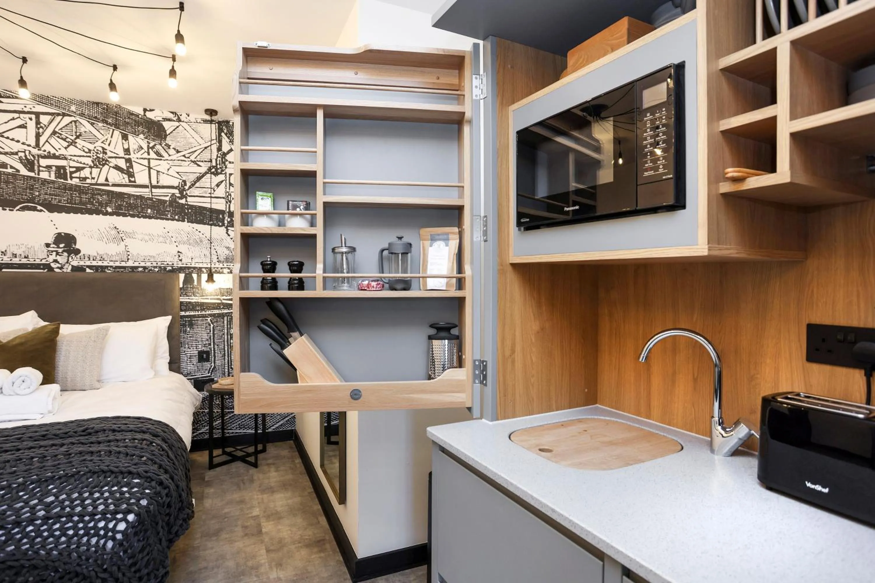 Kitchen or kitchenette, Bed in The Brewers Rooms Contemporary Aparthotel