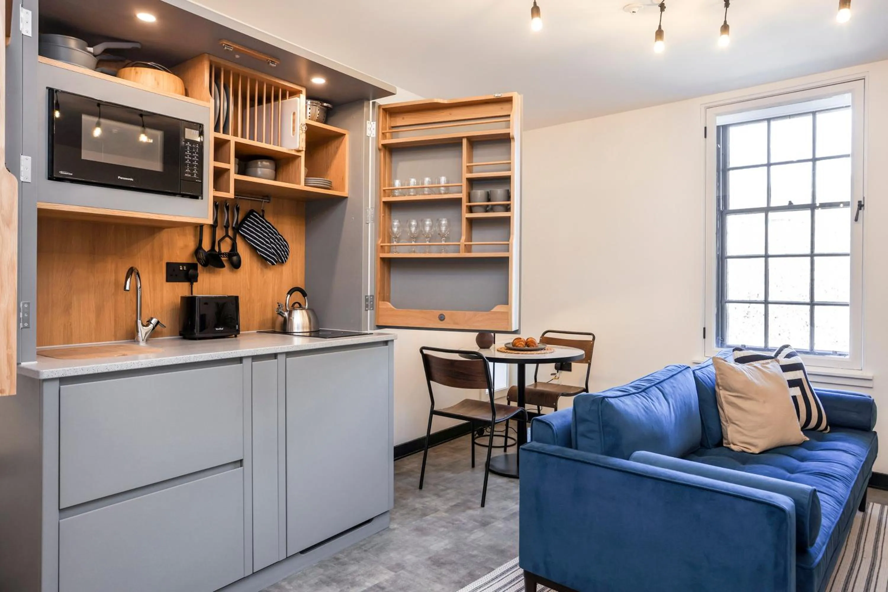 Kitchen or kitchenette in The Brewers Rooms Contemporary Aparthotel