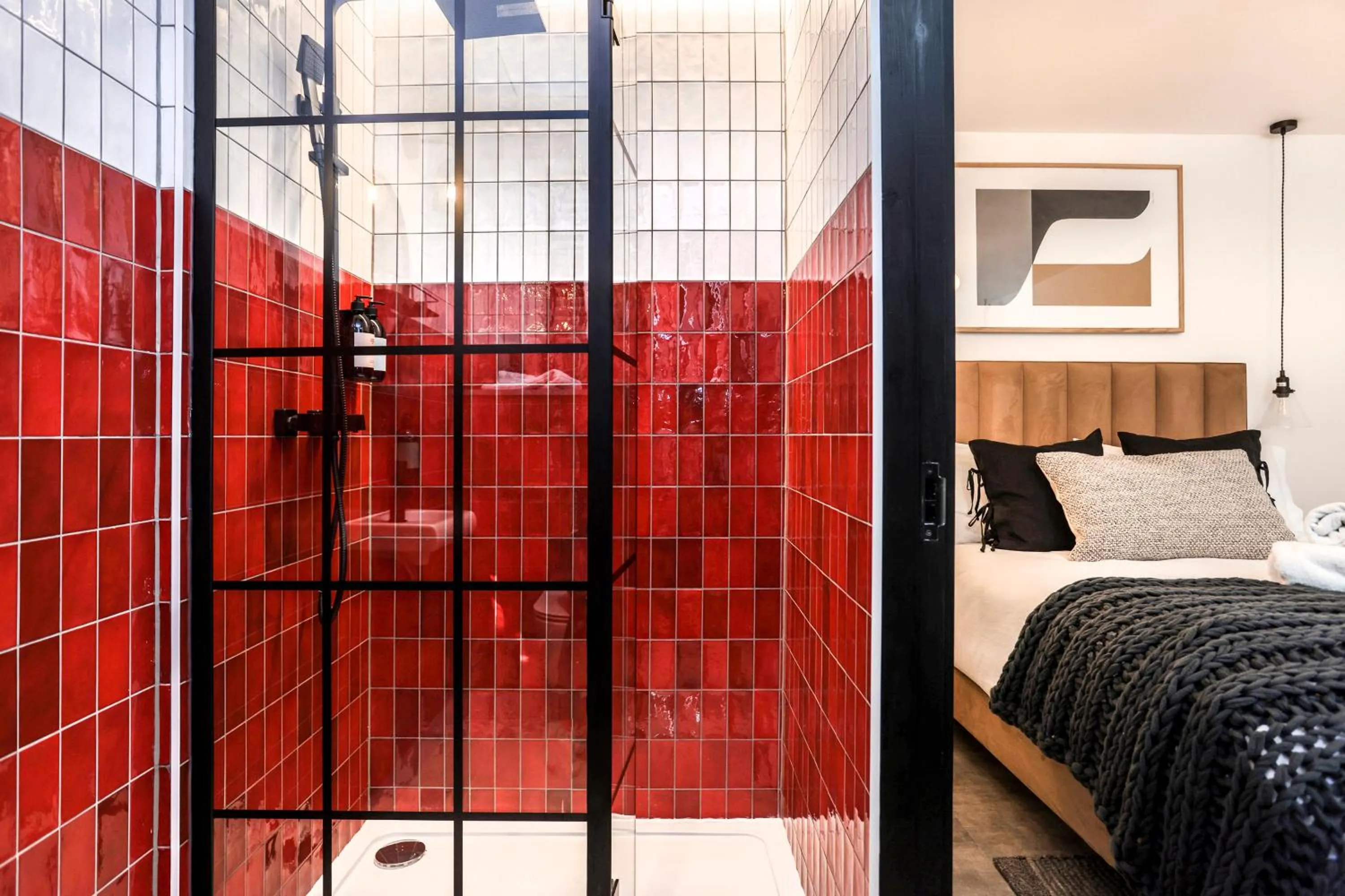 Bathroom, Bed in The Brewers Rooms Contemporary Aparthotel