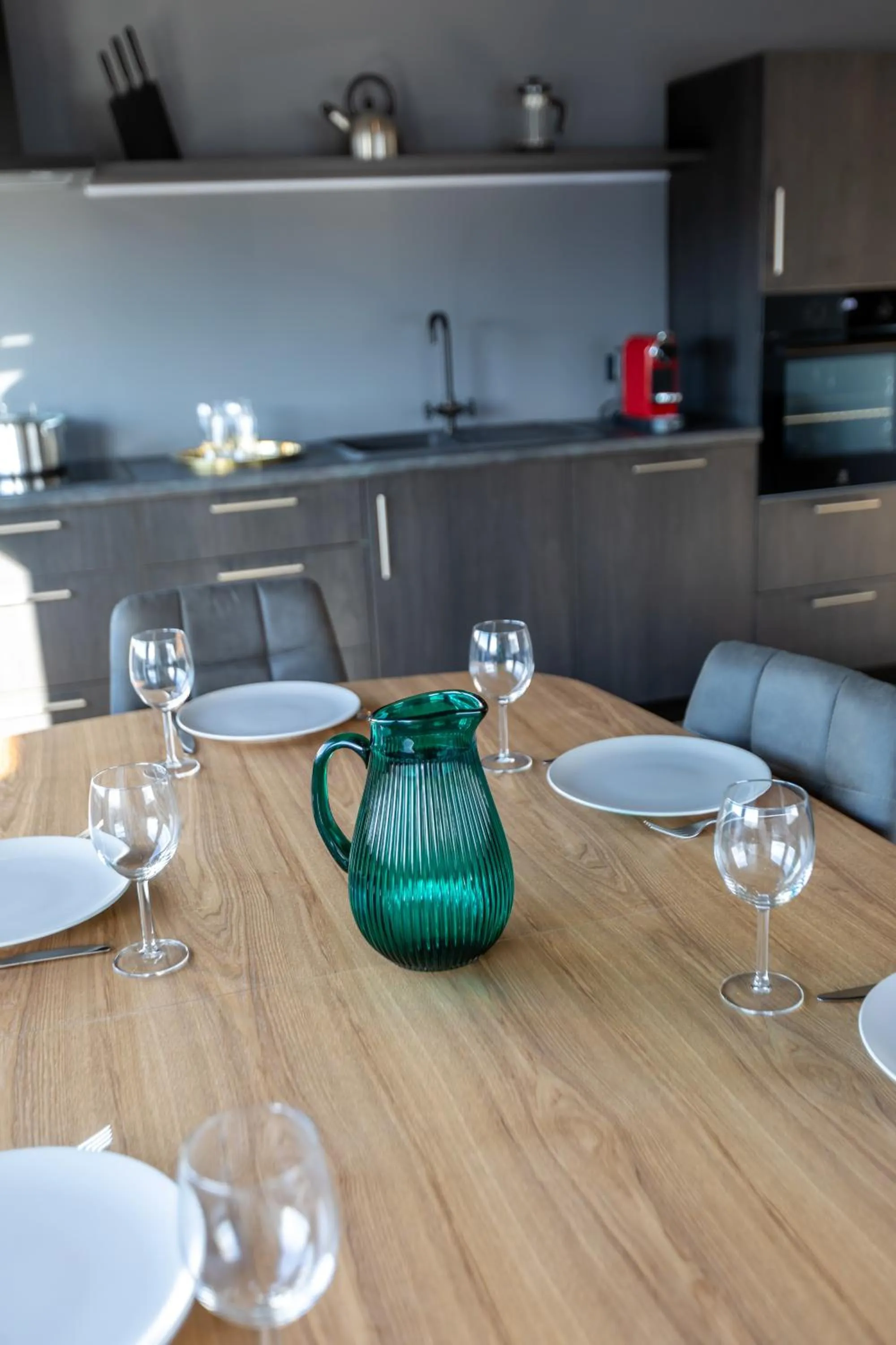 Dining area in Akureyri Lux Apartments with hot tub access
