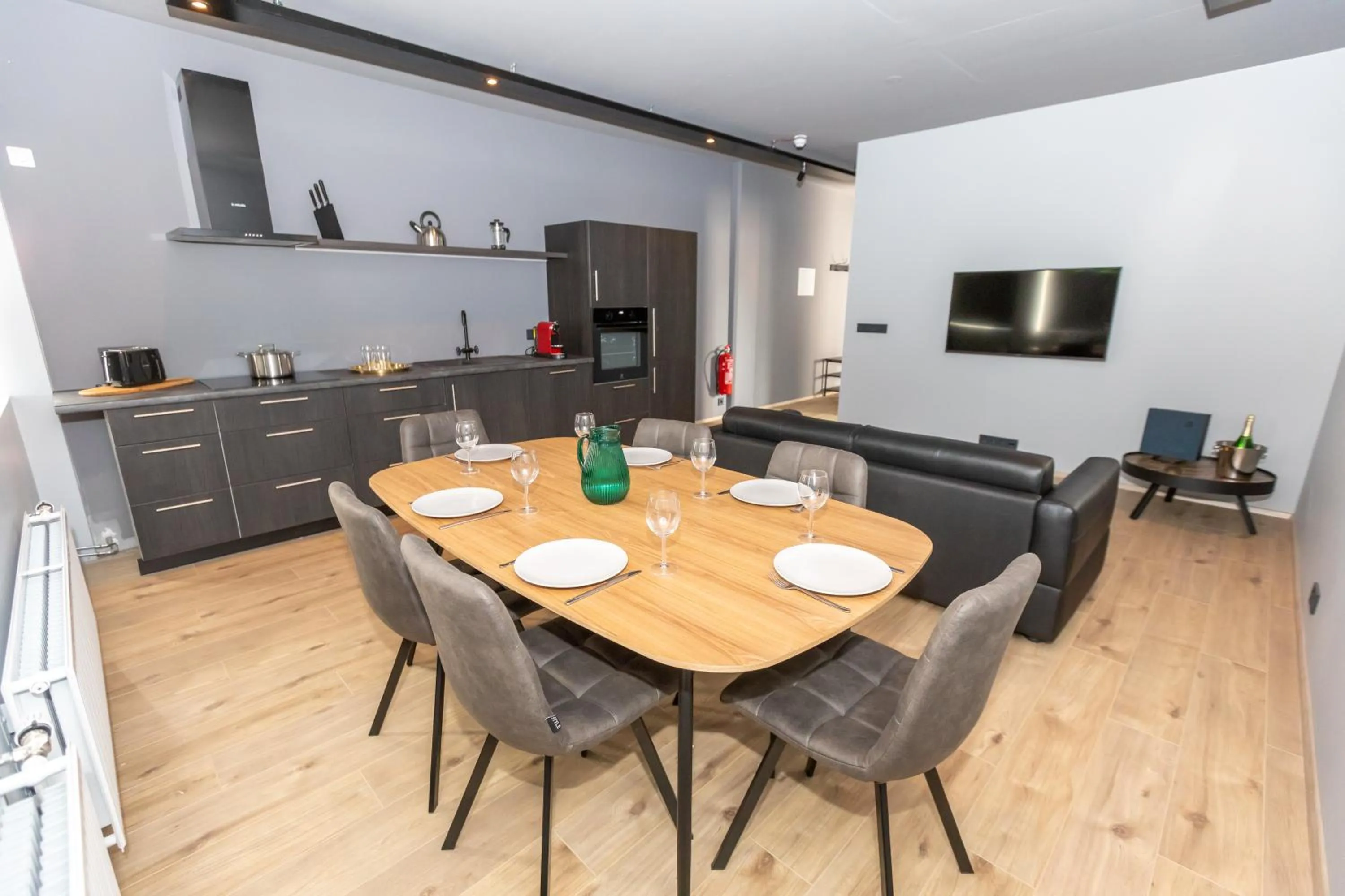 Dining area in Akureyri Lux Apartments with hot tub access