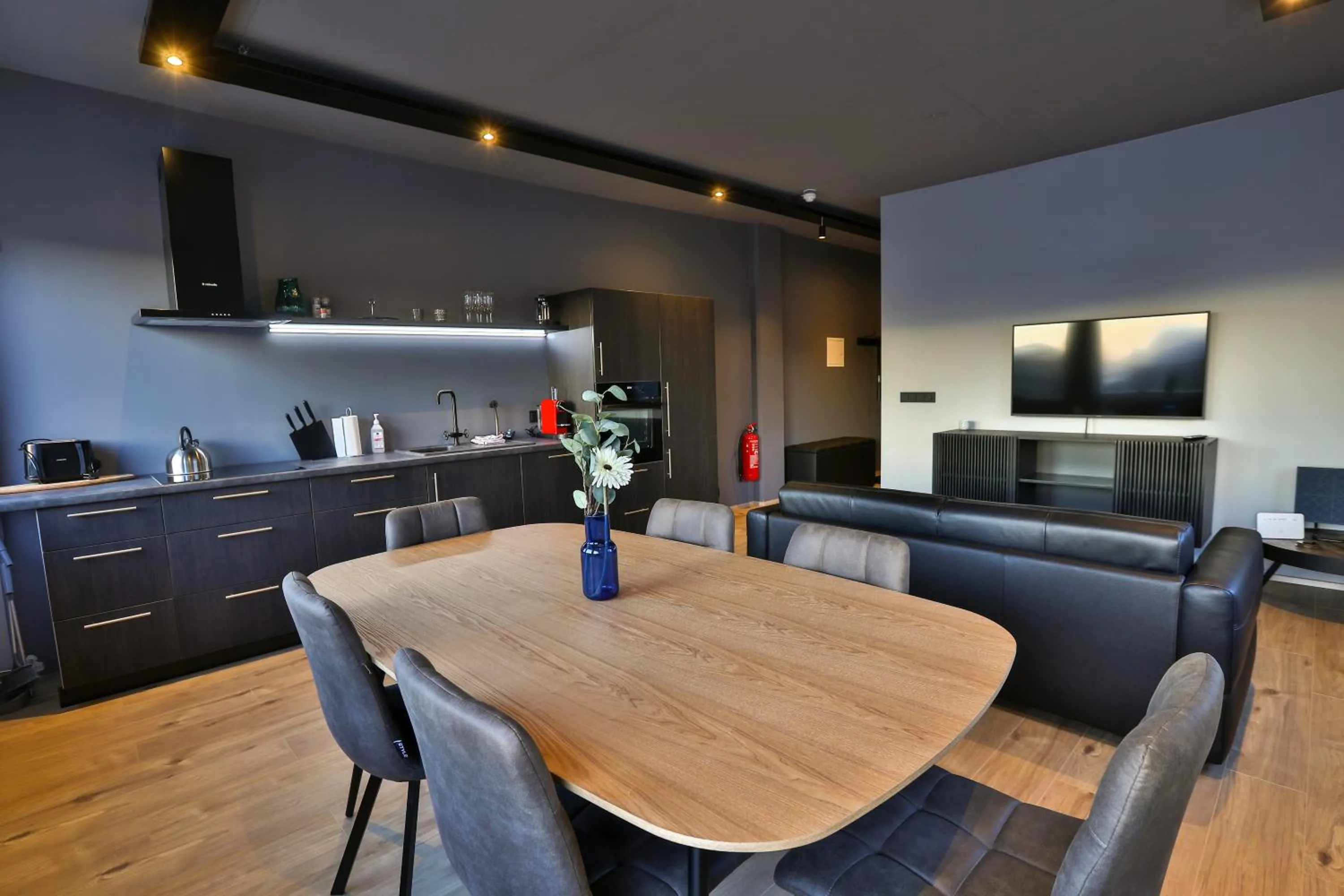 Dining area in Akureyri Lux Apartments with hot tub access
