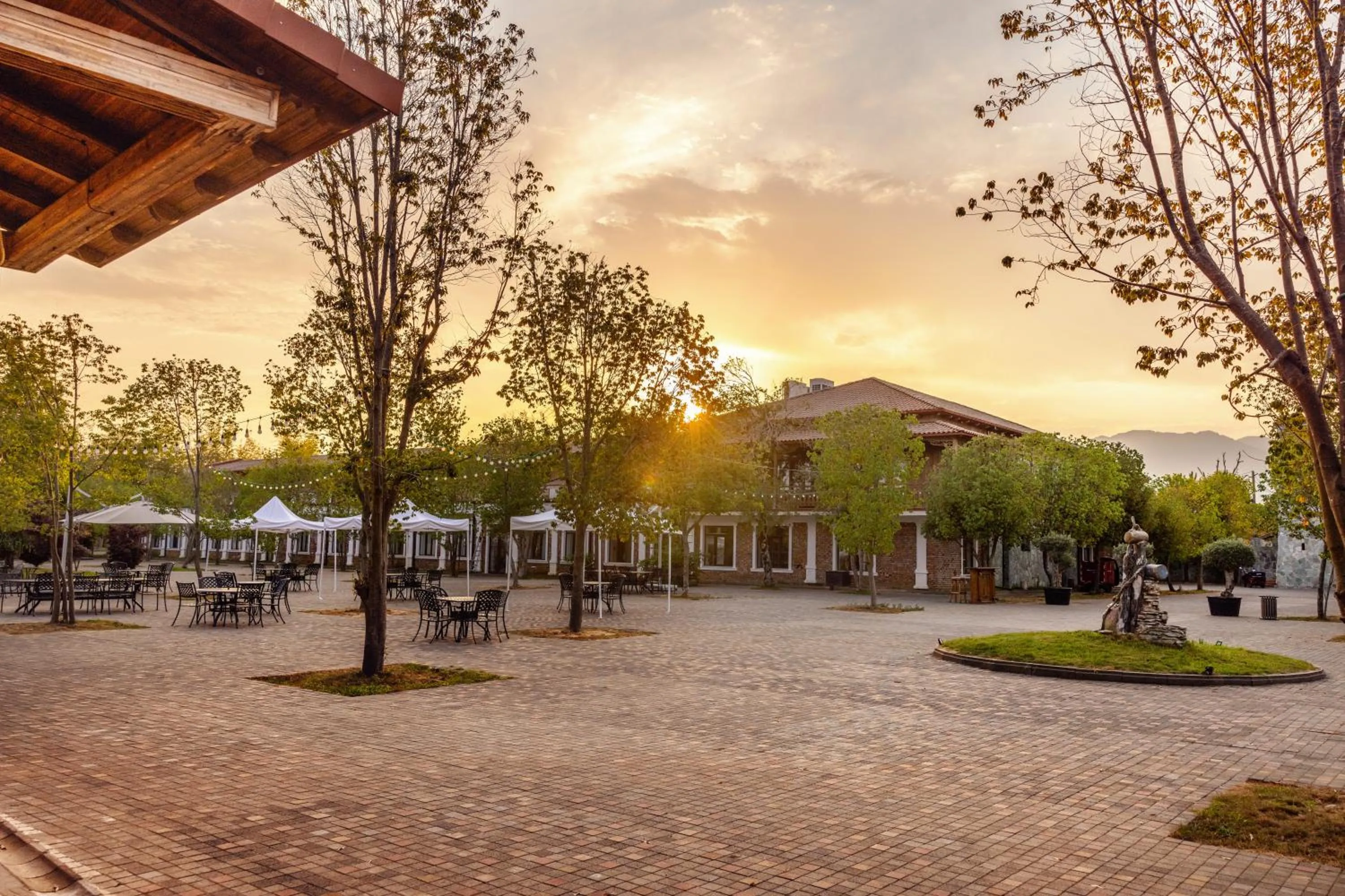 Inner courtyard view in Hotel Chateau Kvirike