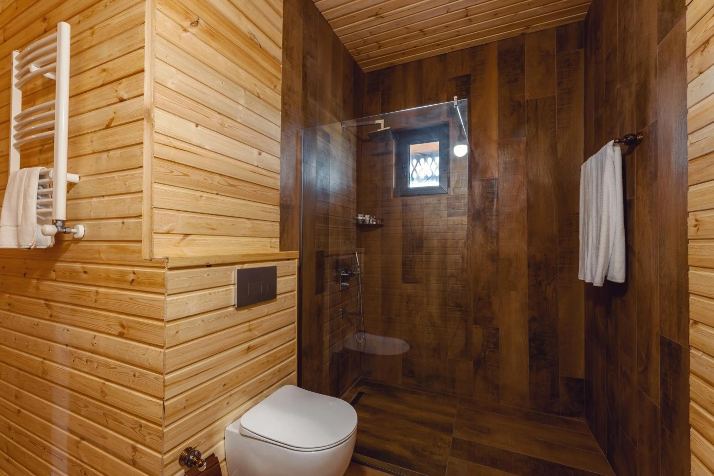 Shower in Hotel Chateau Kvirike