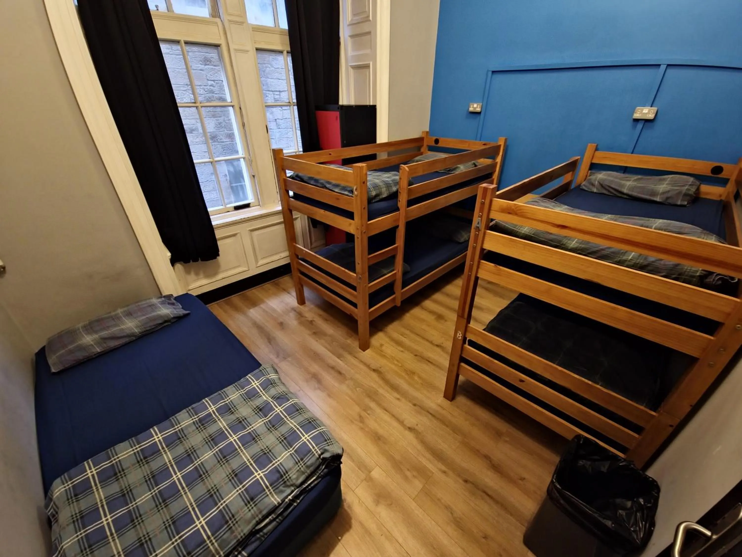 Photo of the whole room, Bed in Edinburgh Backpackers - over 18s only