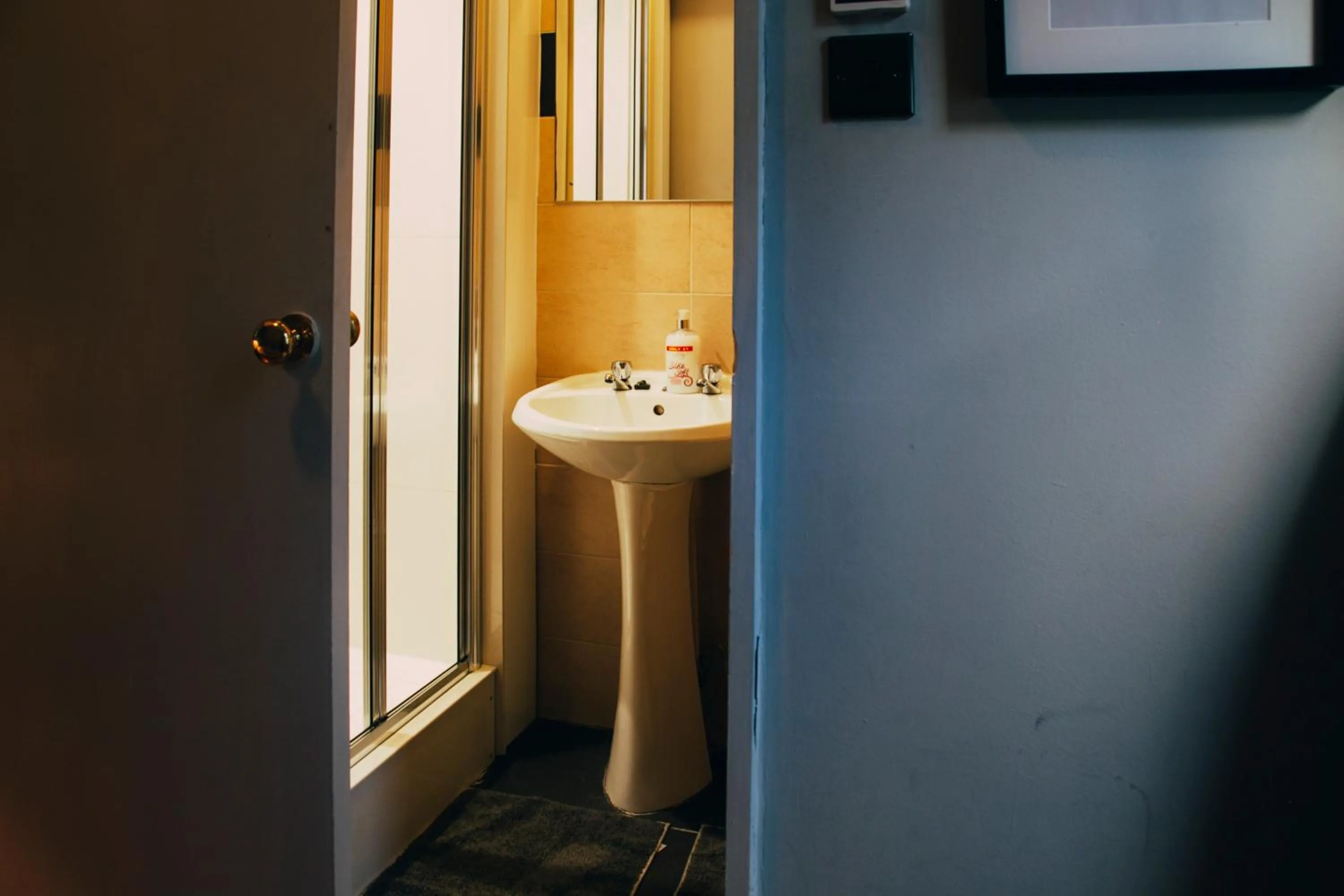 Bathroom in Edinburgh Backpackers - over 18s only