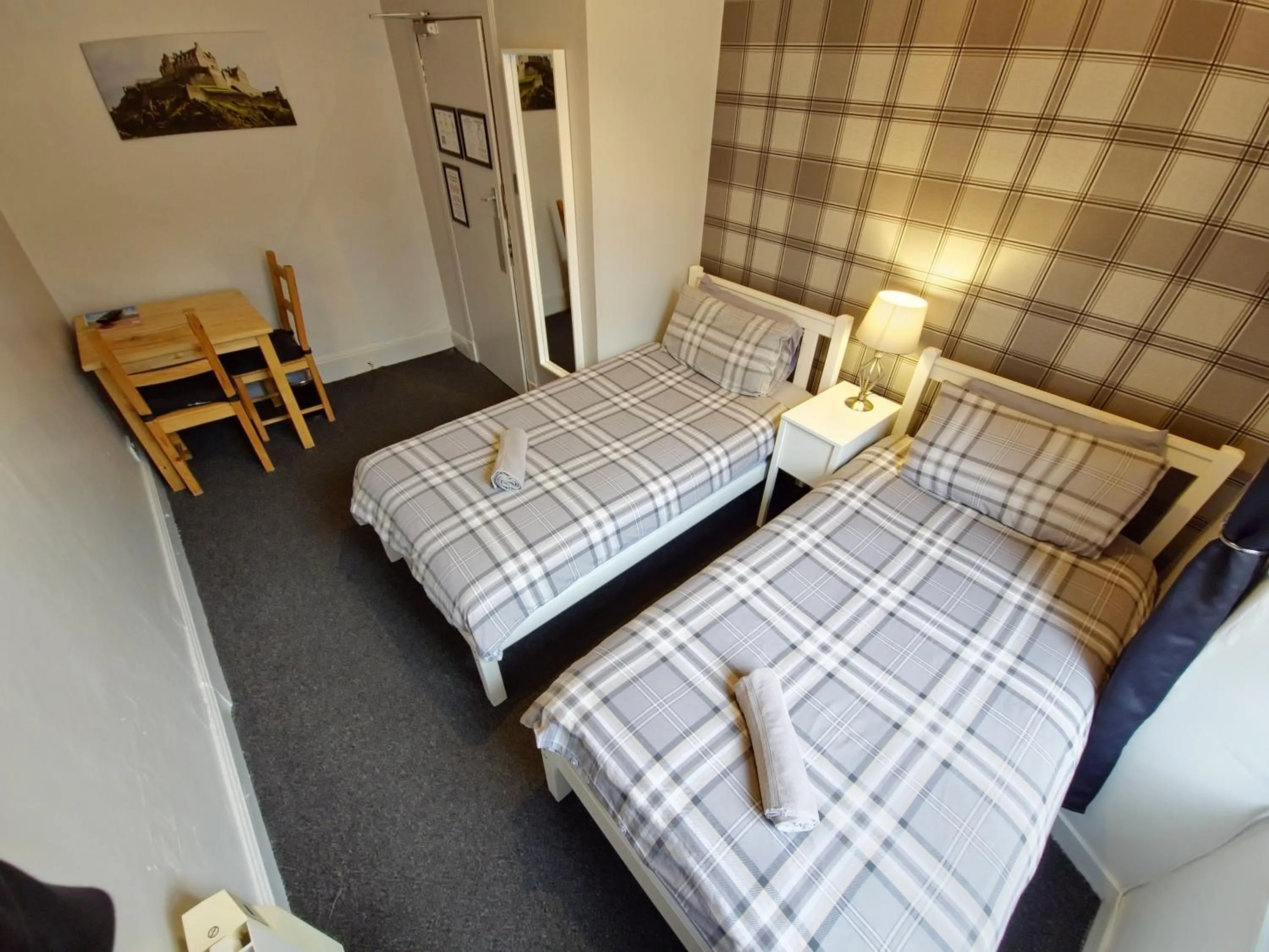 Photo of the whole room, Bed in Edinburgh Backpackers - over 18s only