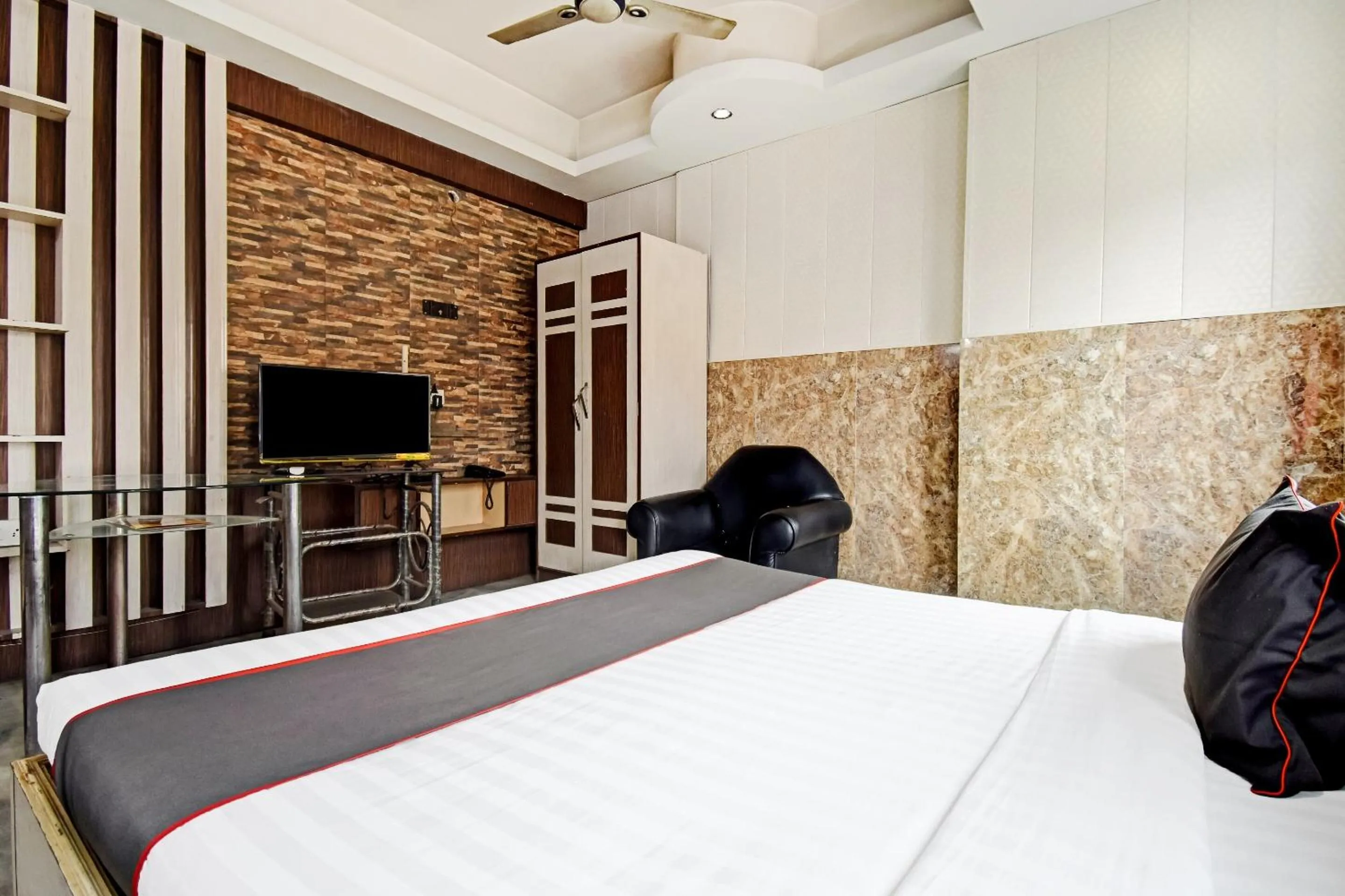 Bedroom, Bed in Hotel O Shree Krishna International