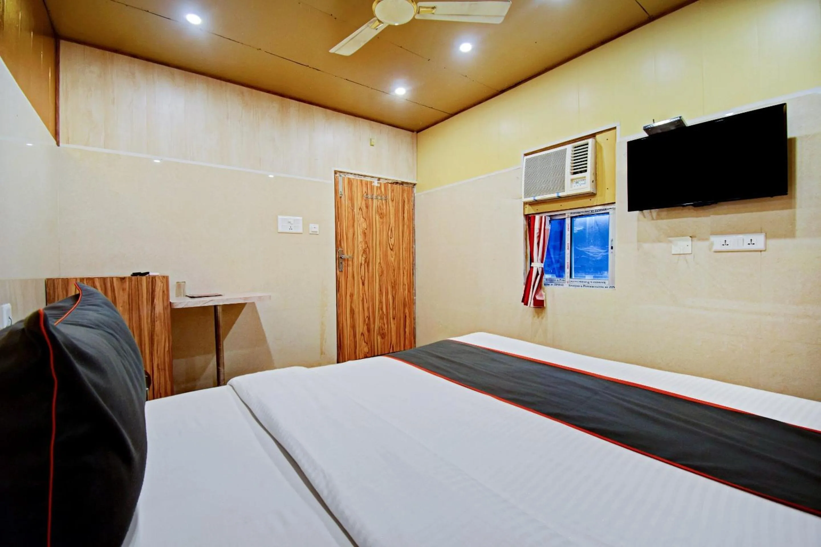 Bedroom, Bed in Hotel O Shree Krishna International