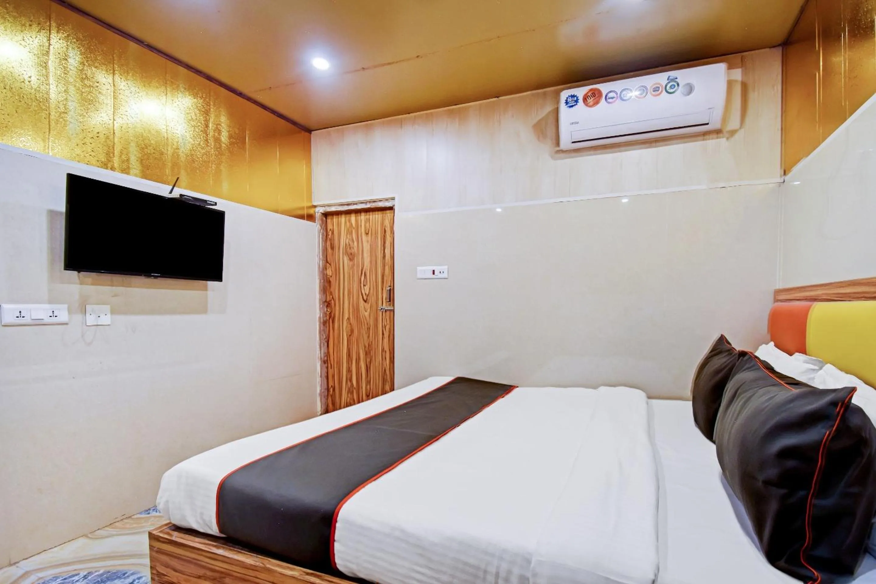 Bedroom, Bed in Hotel O Shree Krishna International