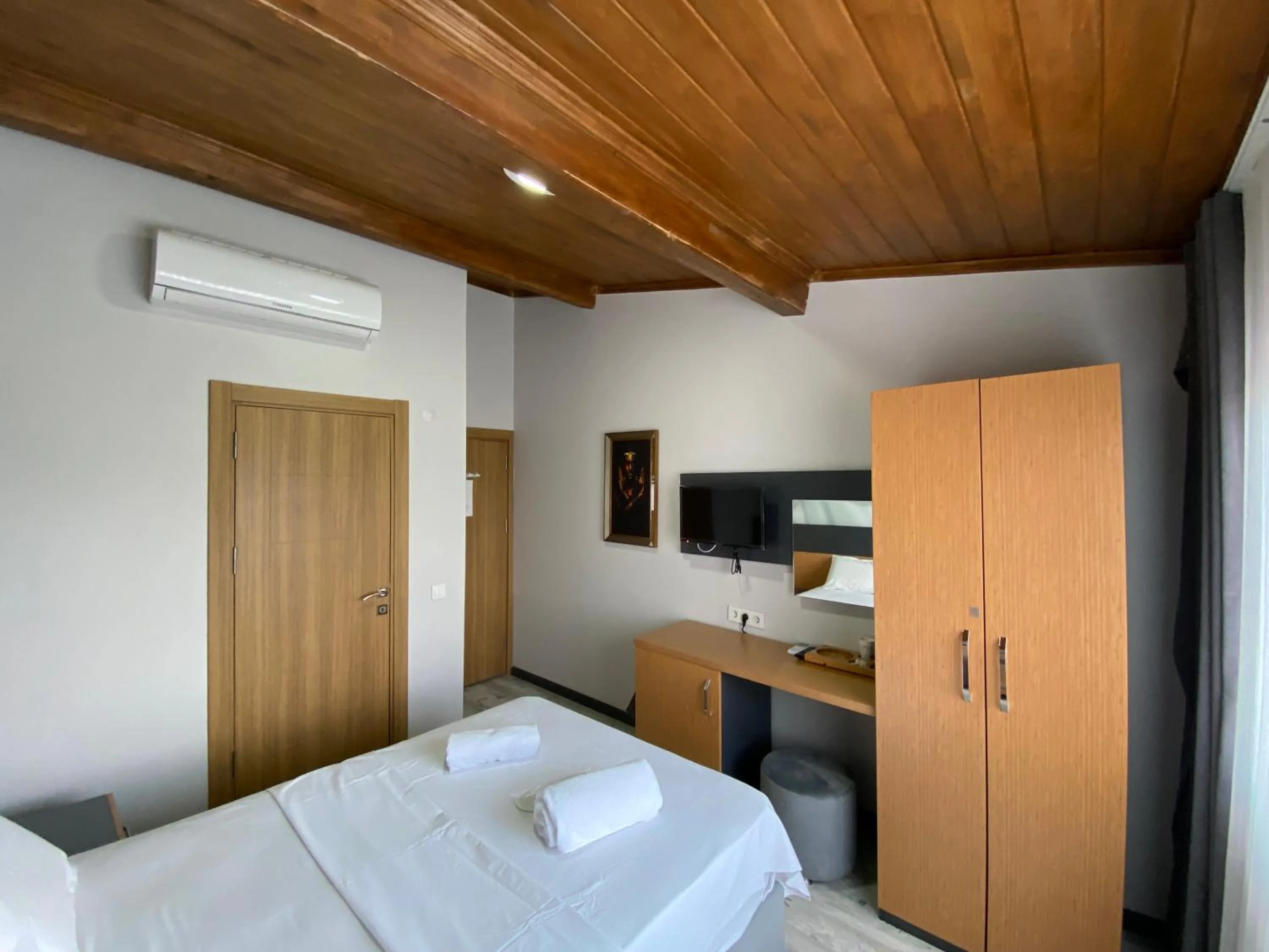 Photo of the whole room, Bed in Victorious Hotel