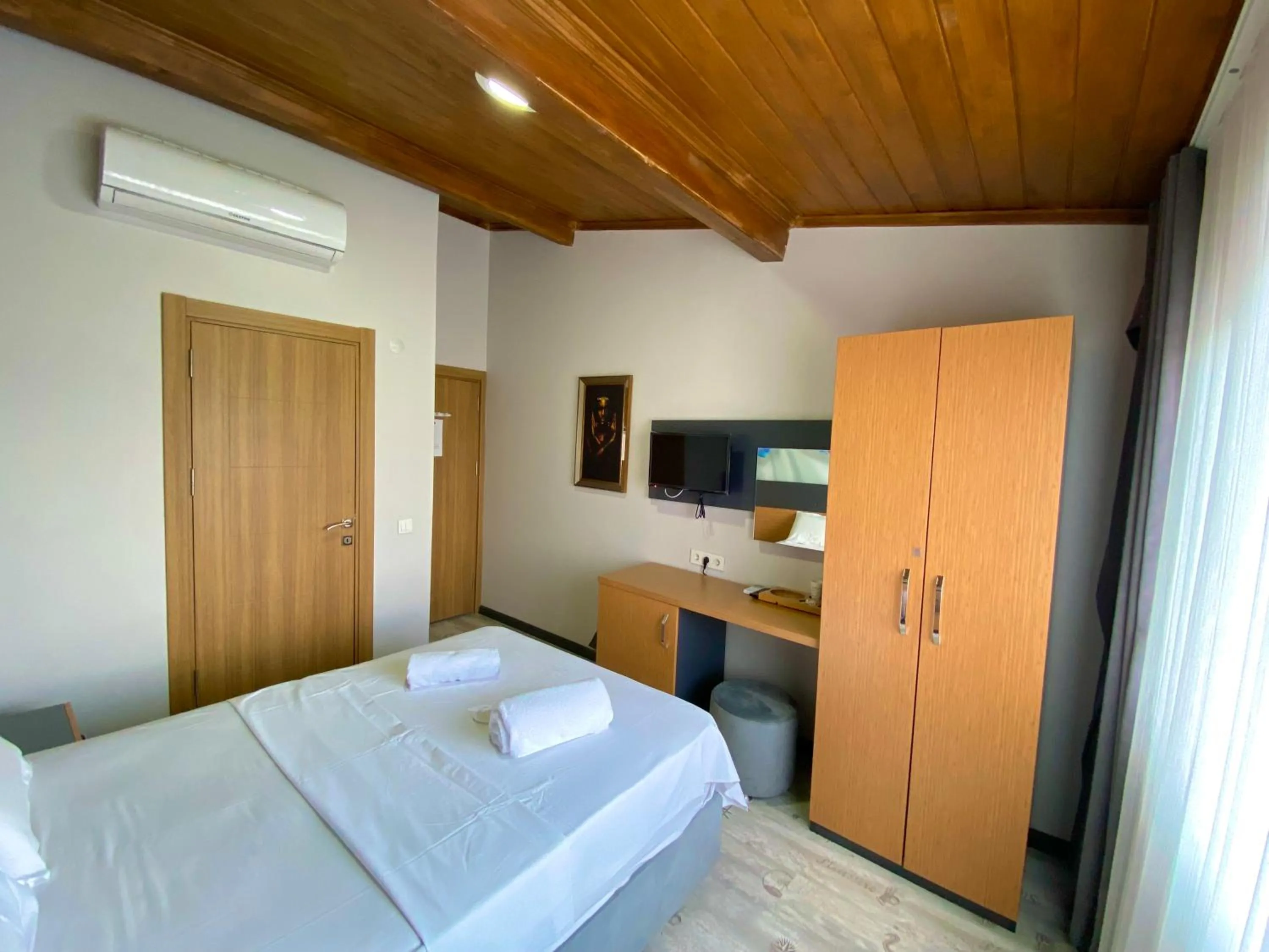 Photo of the whole room, Bed in Victorious Hotel