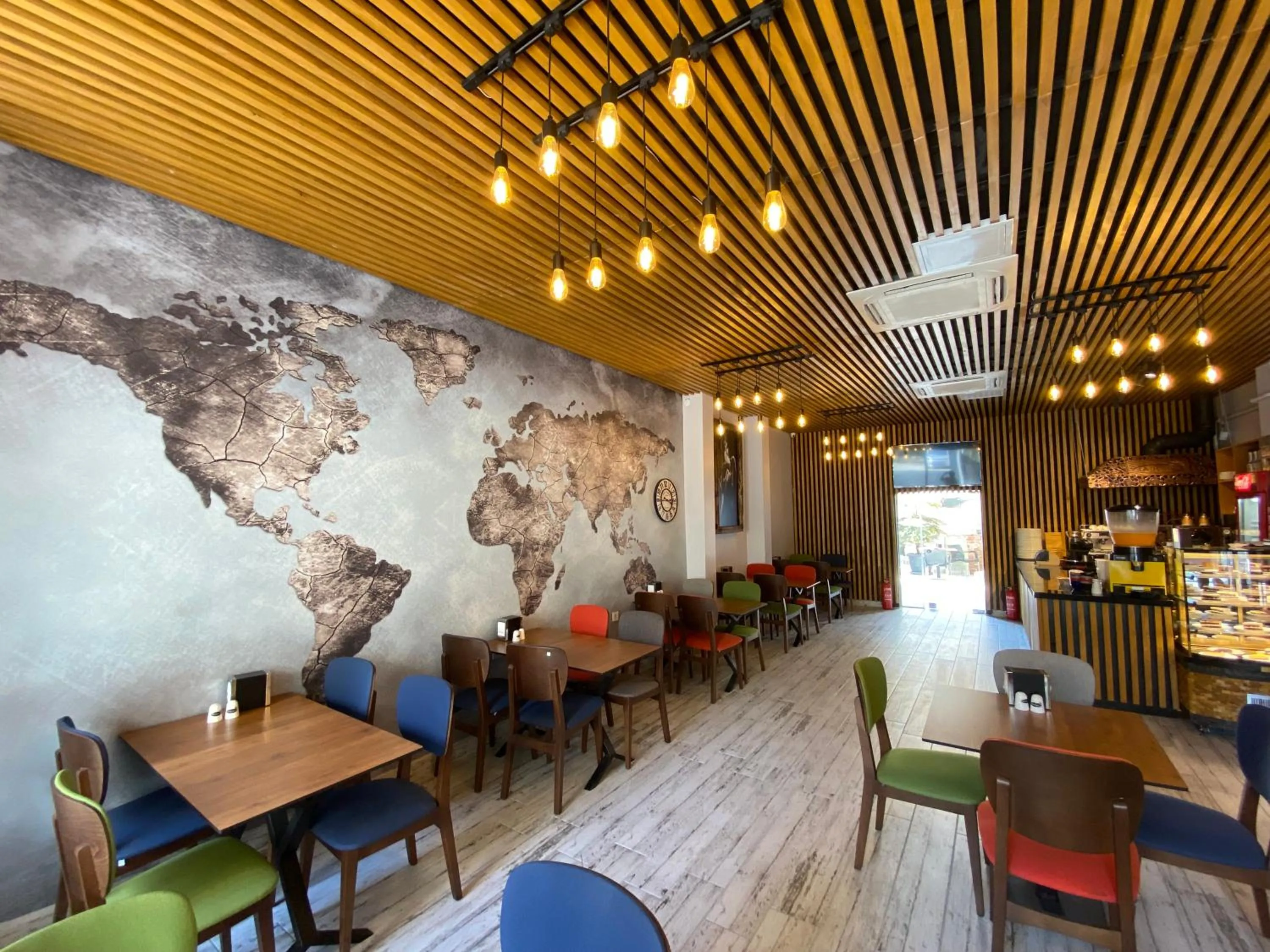 Restaurant/places to eat in Victorious Hotel