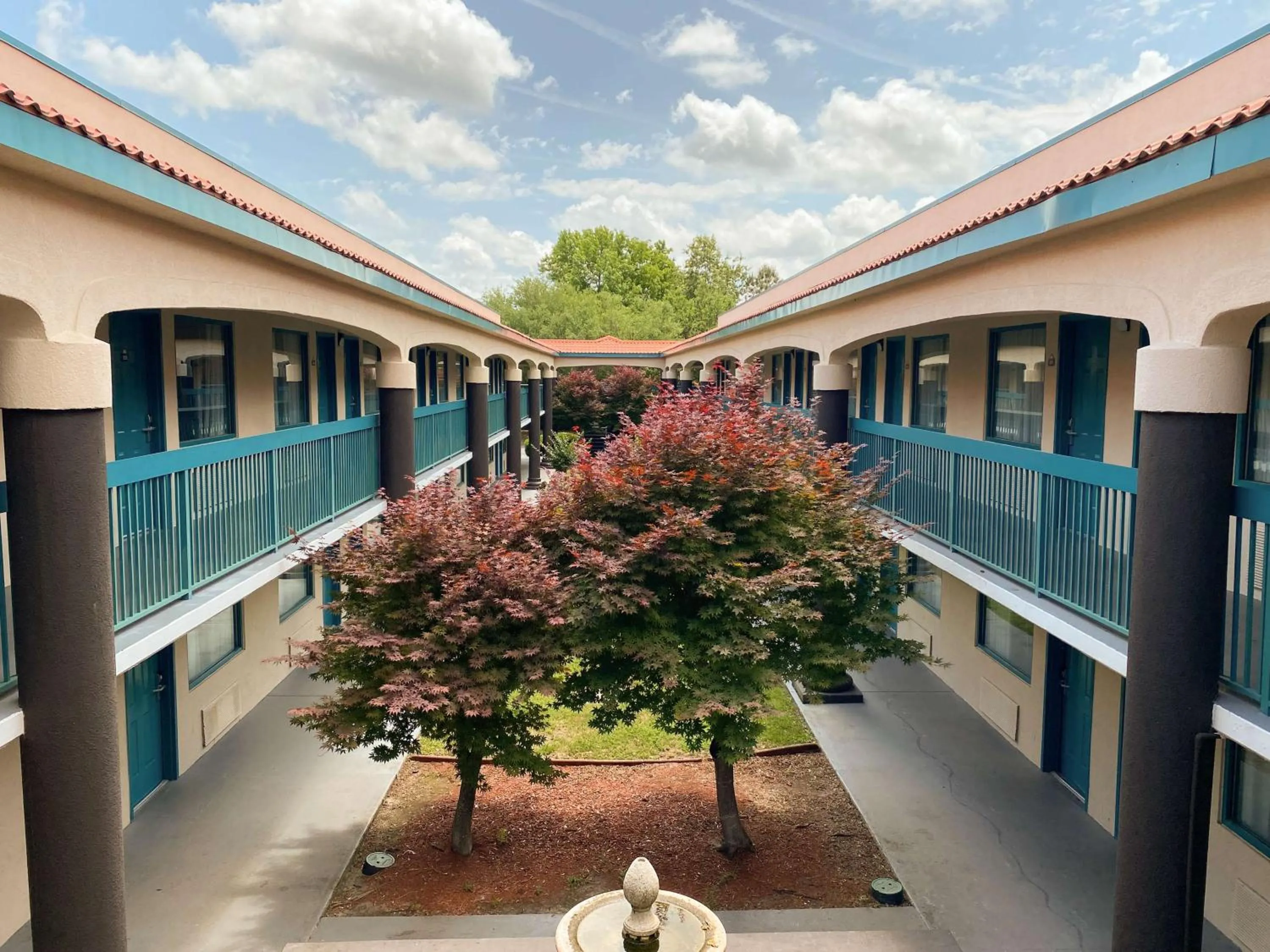 Property building in Studio 6 Savannah, GA- Gateway & I-95