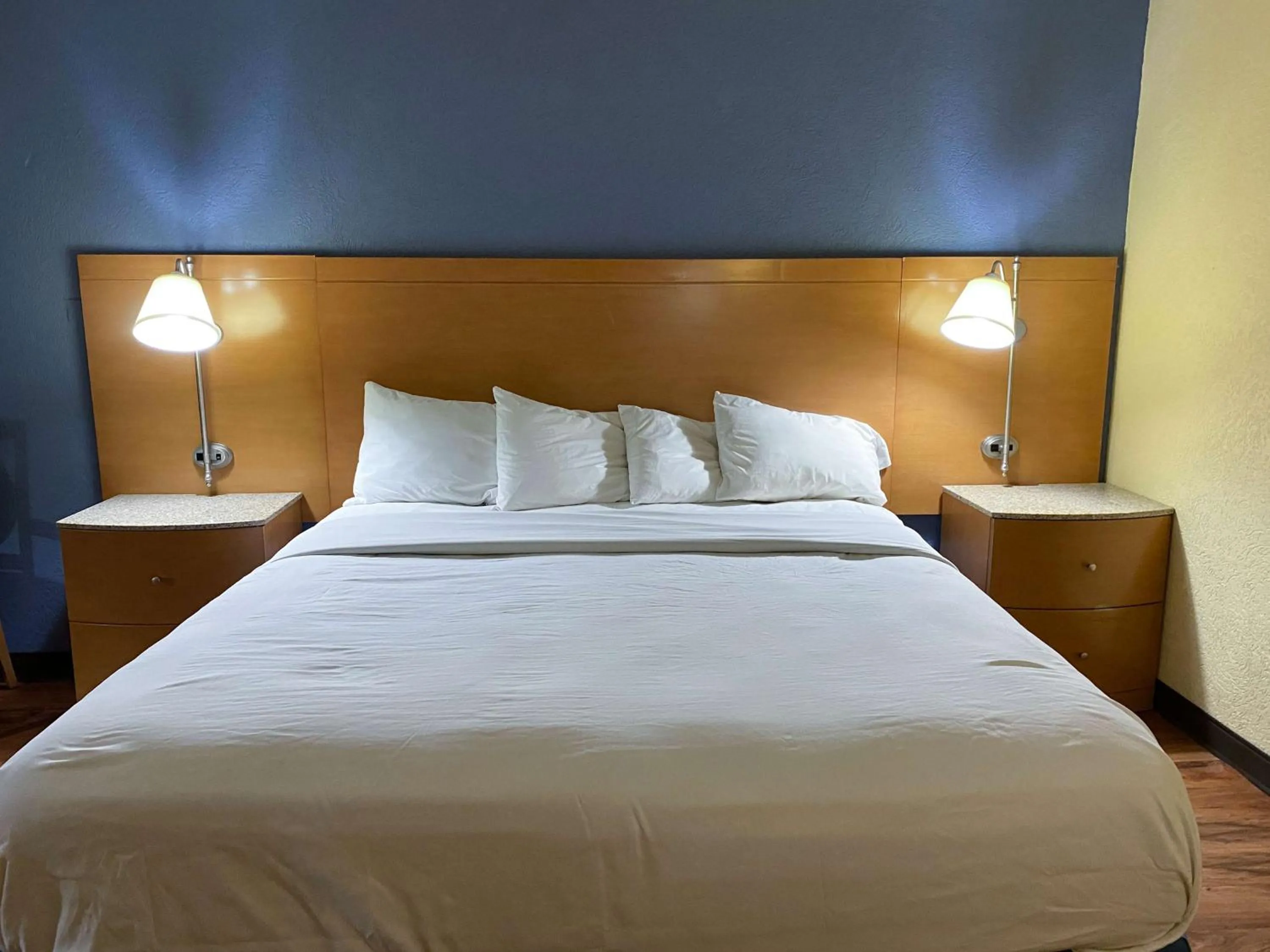 Photo of the whole room, Bed in Studio 6 Savannah, GA- Gateway & I-95