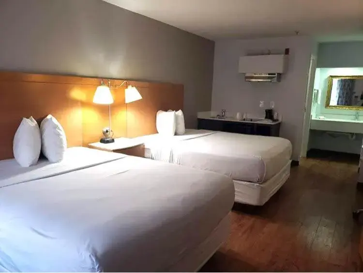 Deluxe Queen Room with Two Queen Beds - Smoking in Studio 6 Savannah, GA- Gateway & I-95 Deluxe Queen Room with Two Queen Beds - Smoking in Studio 6 Savannah, GA- Gateway & I-95