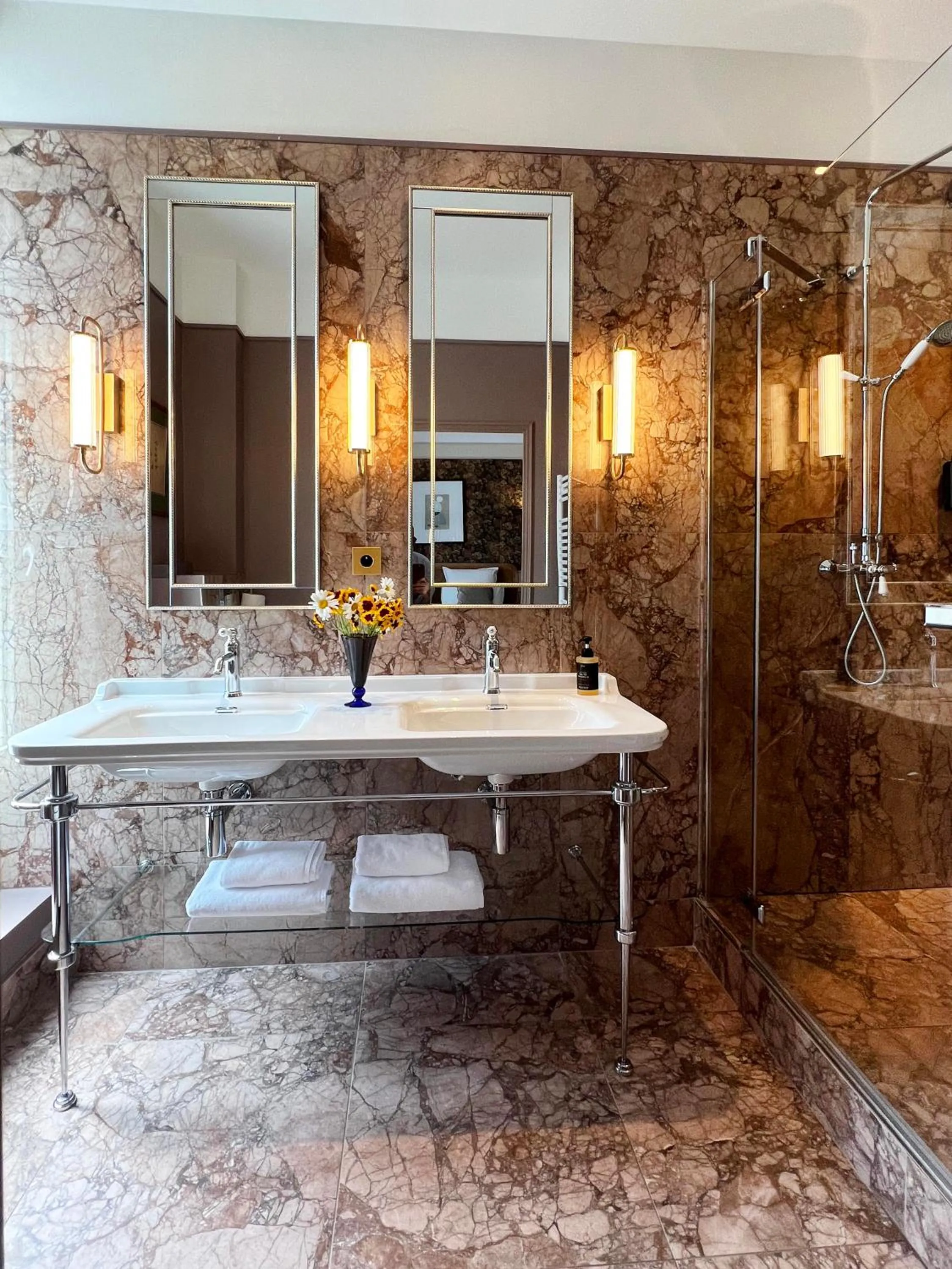 Bathroom in Hôtel Bristol Pau