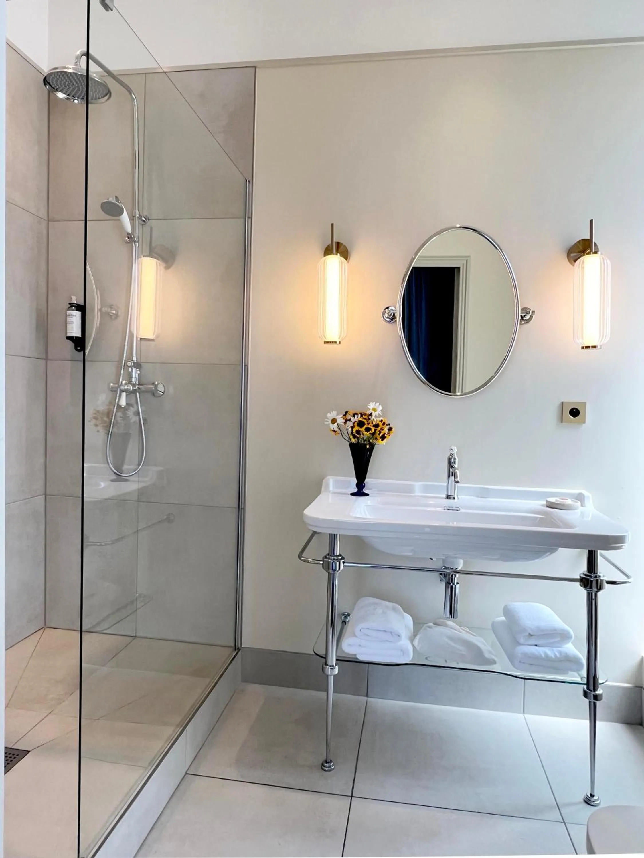 Shower in Hôtel Bristol Pau