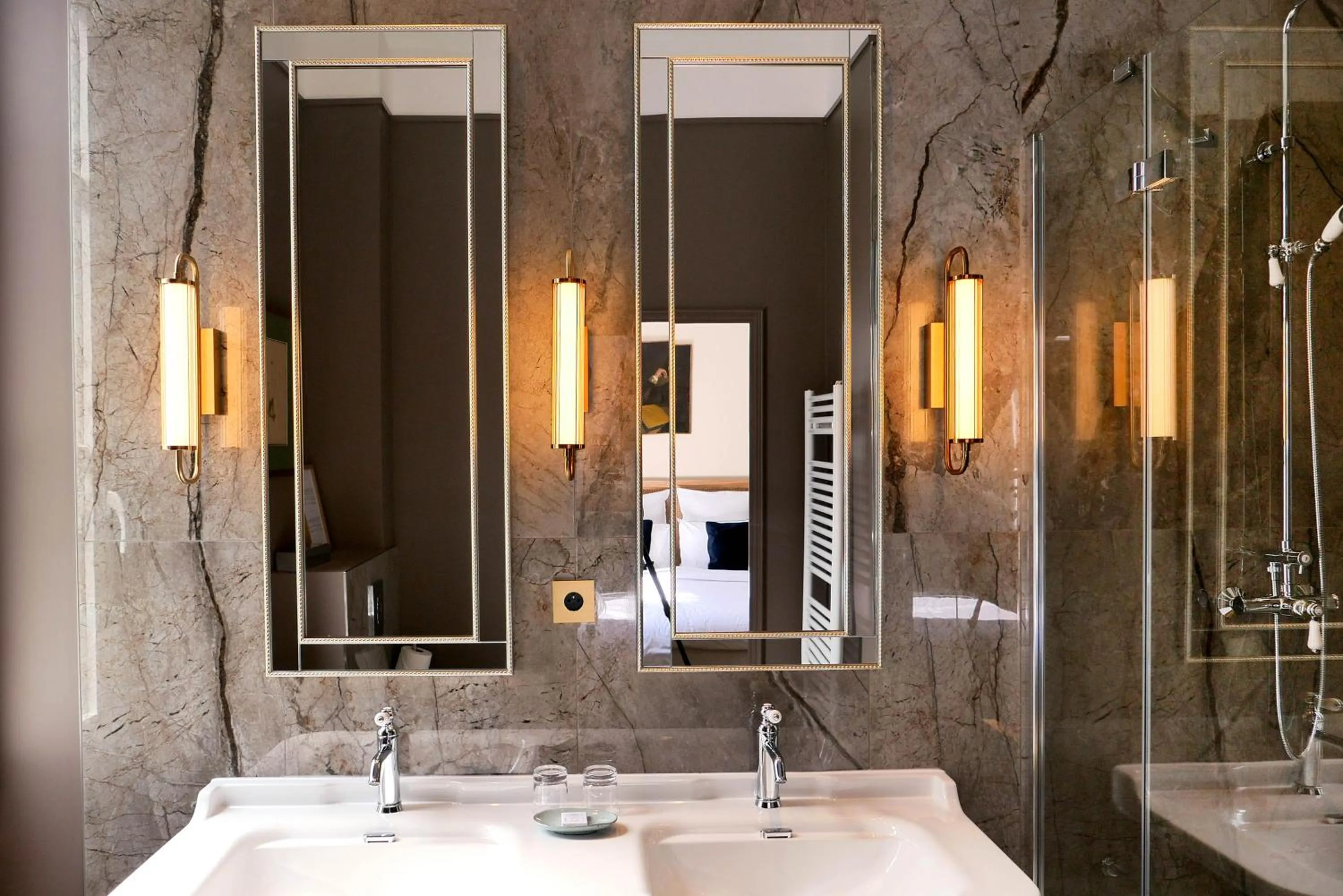 Shower in Hôtel Bristol Pau