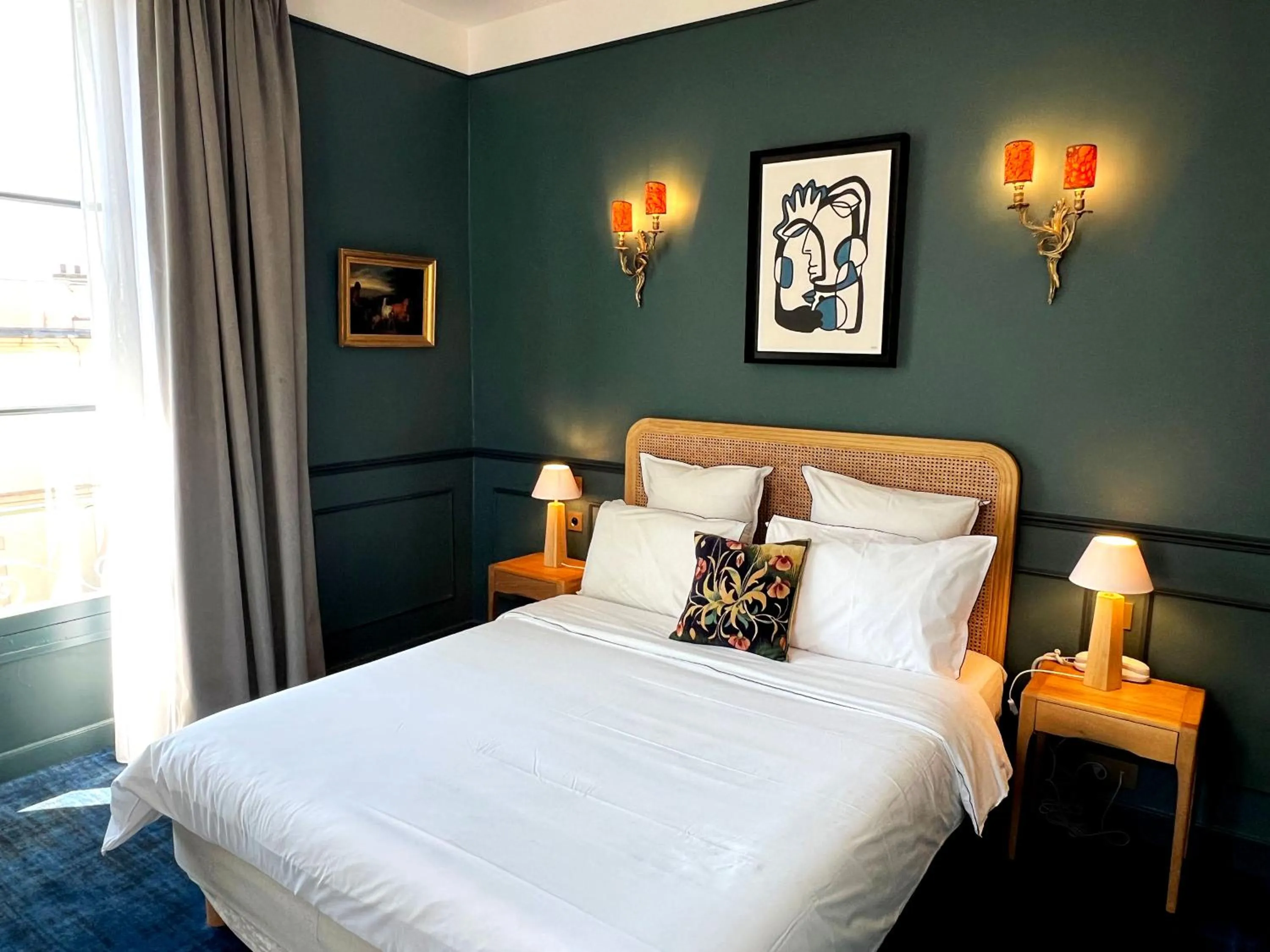 Bed in Hôtel Bristol Pau