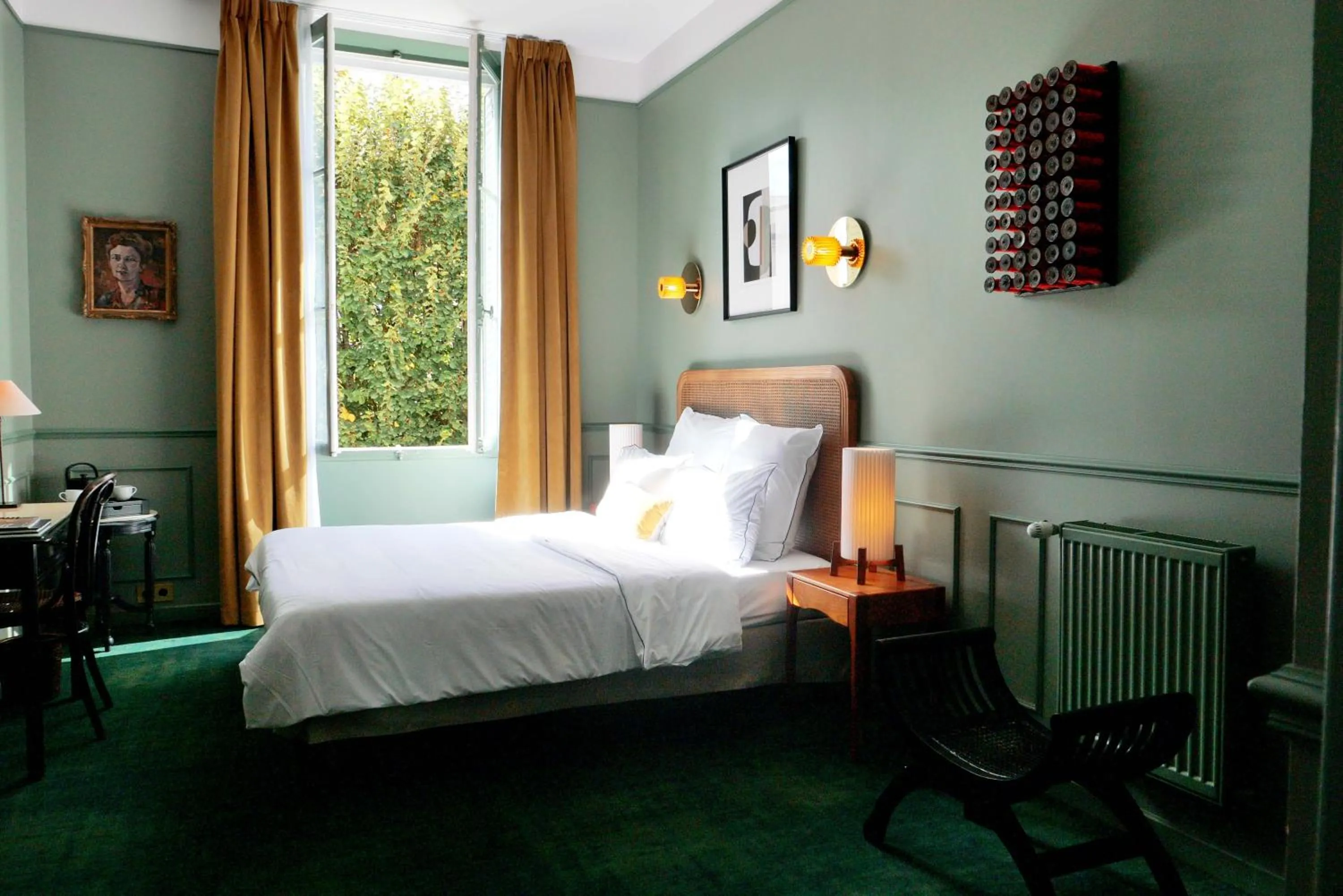 Photo of the whole room, Bed in Hôtel Bristol Pau