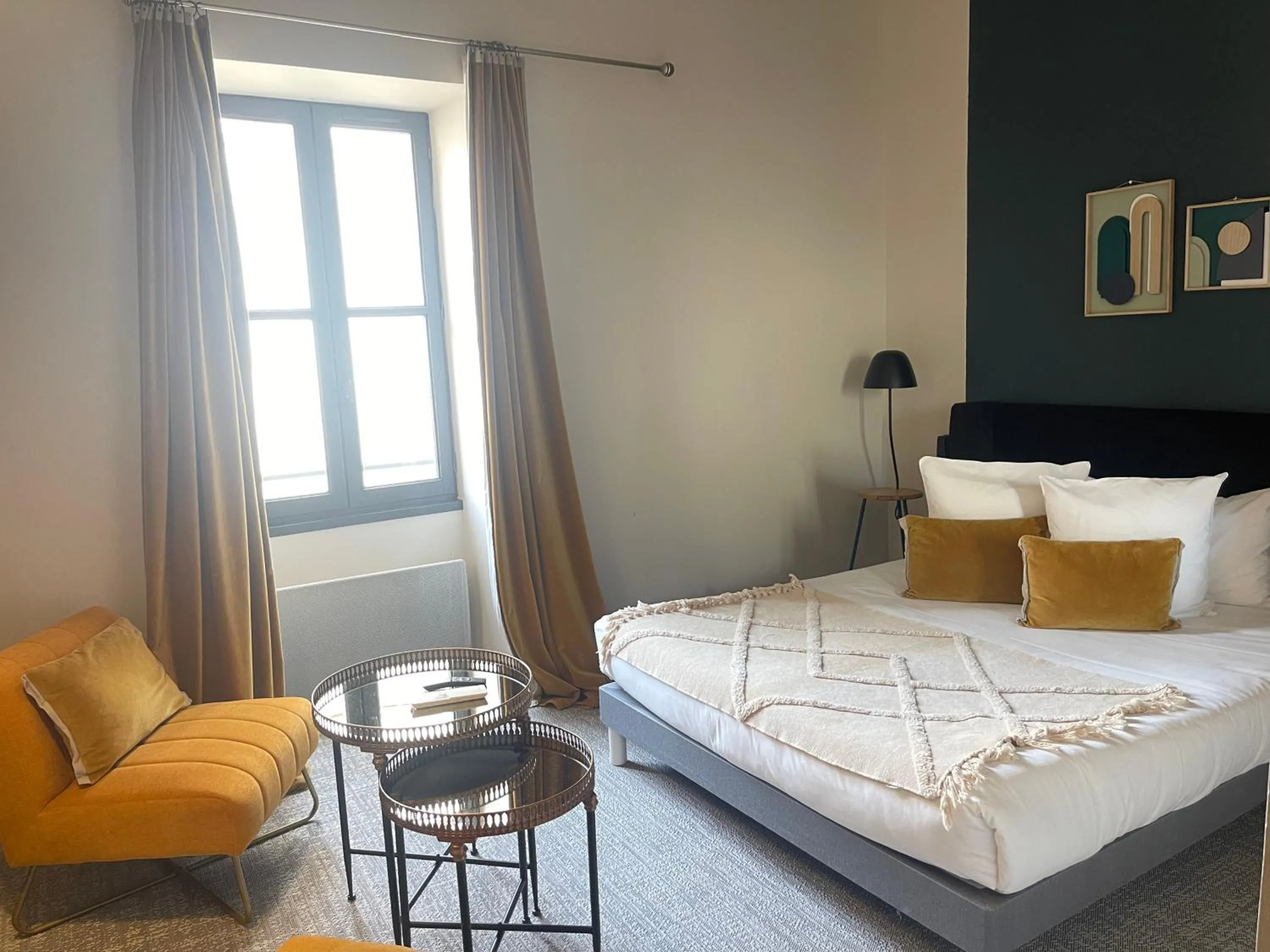 Photo of the whole room, Bed in Le Victoria Boutique Hôtel