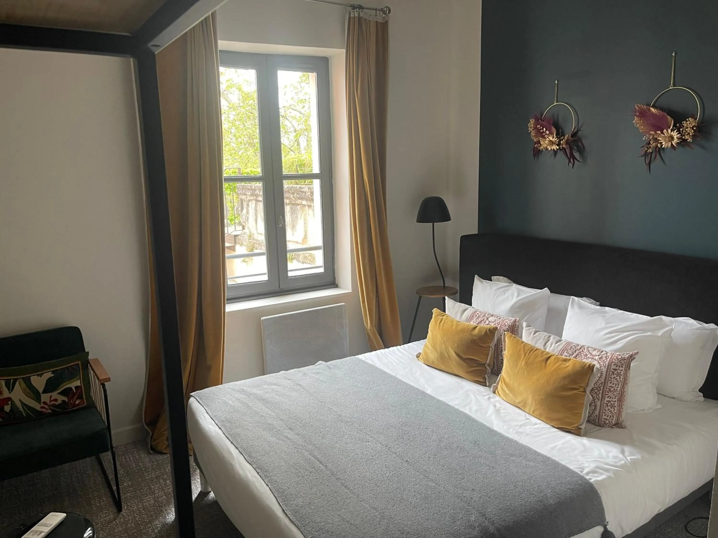 Photo of the whole room, Bed in Le Victoria Boutique Hôtel